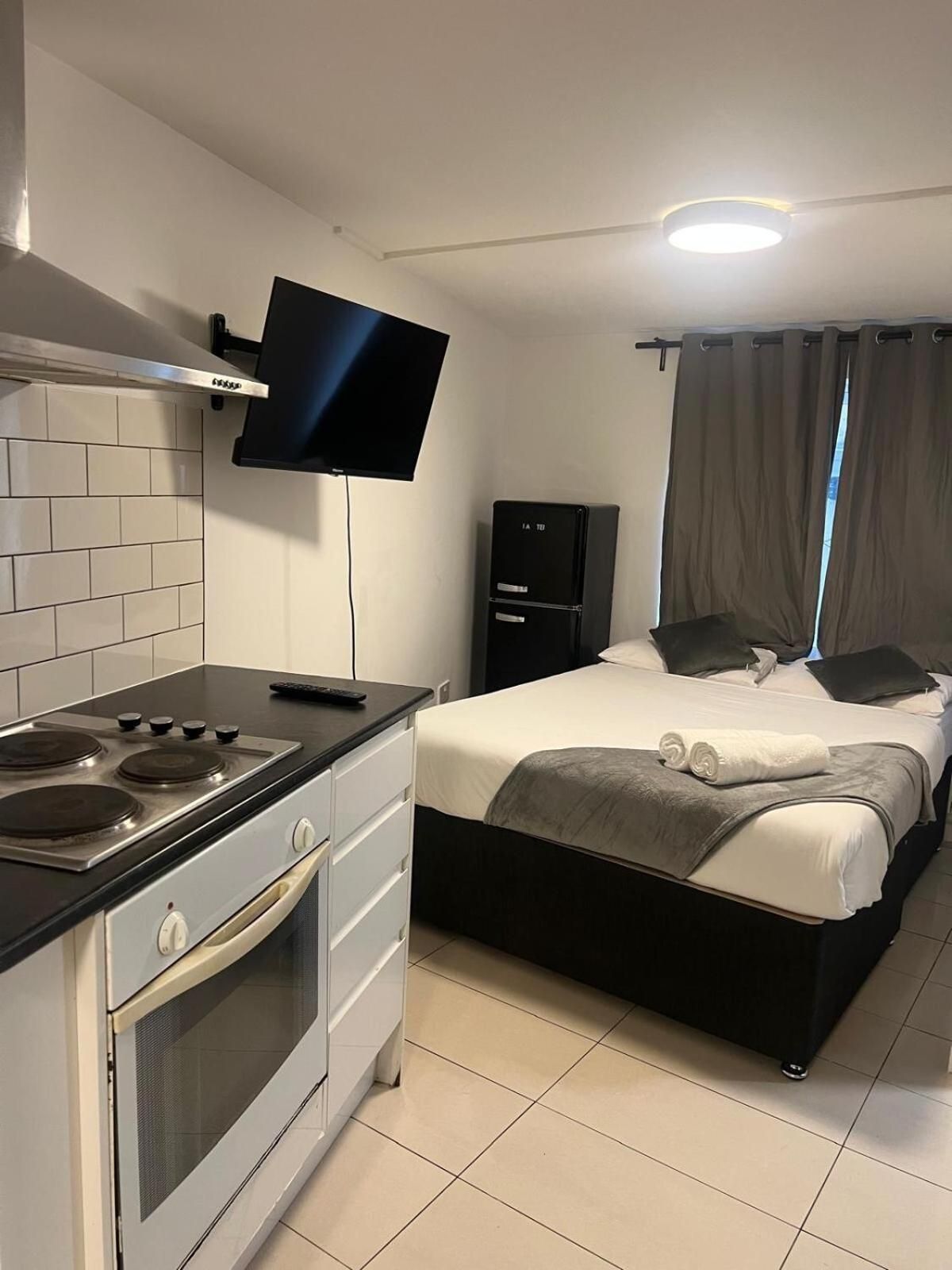 studio-ensuite with shower