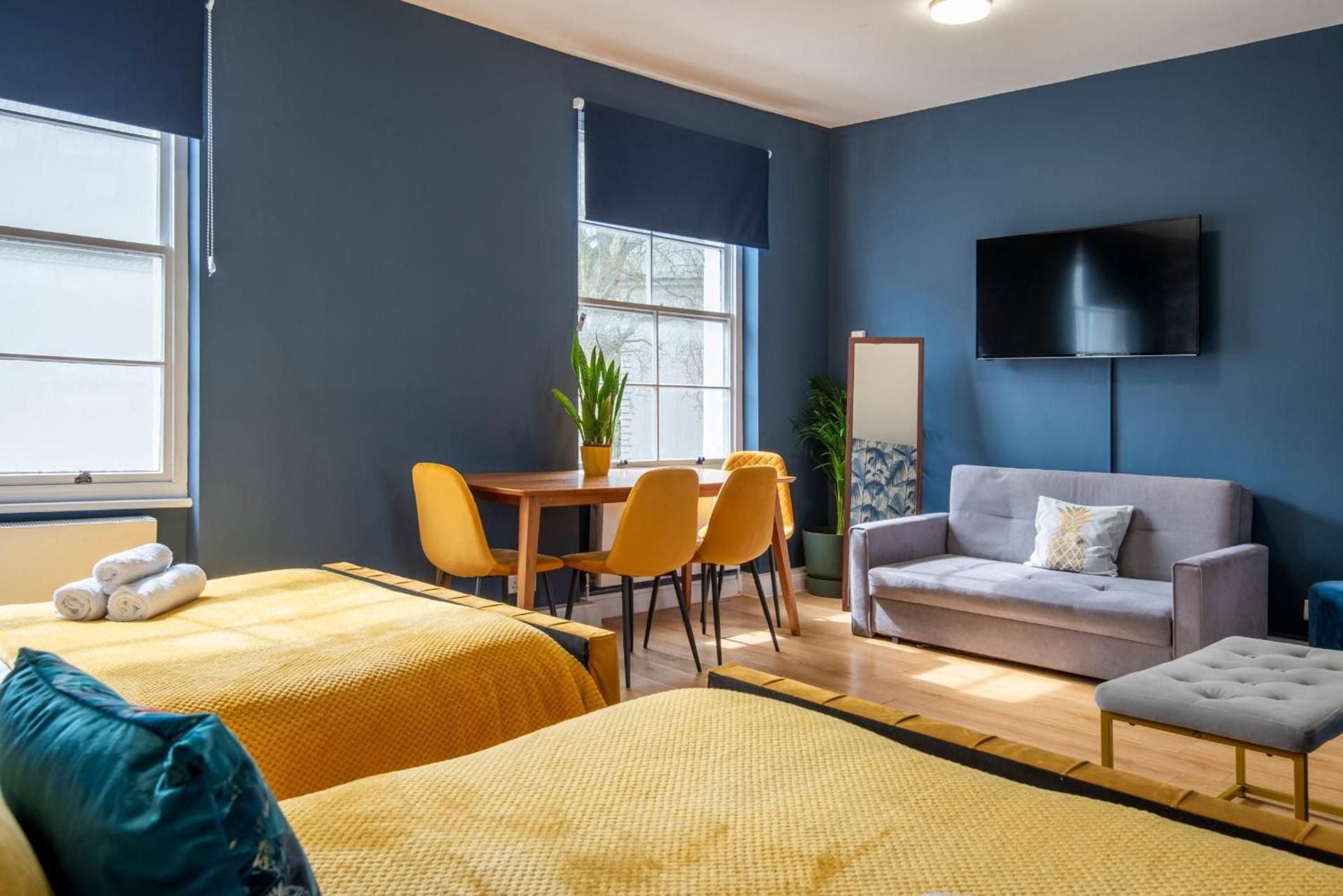 DELUXE APARTMENT