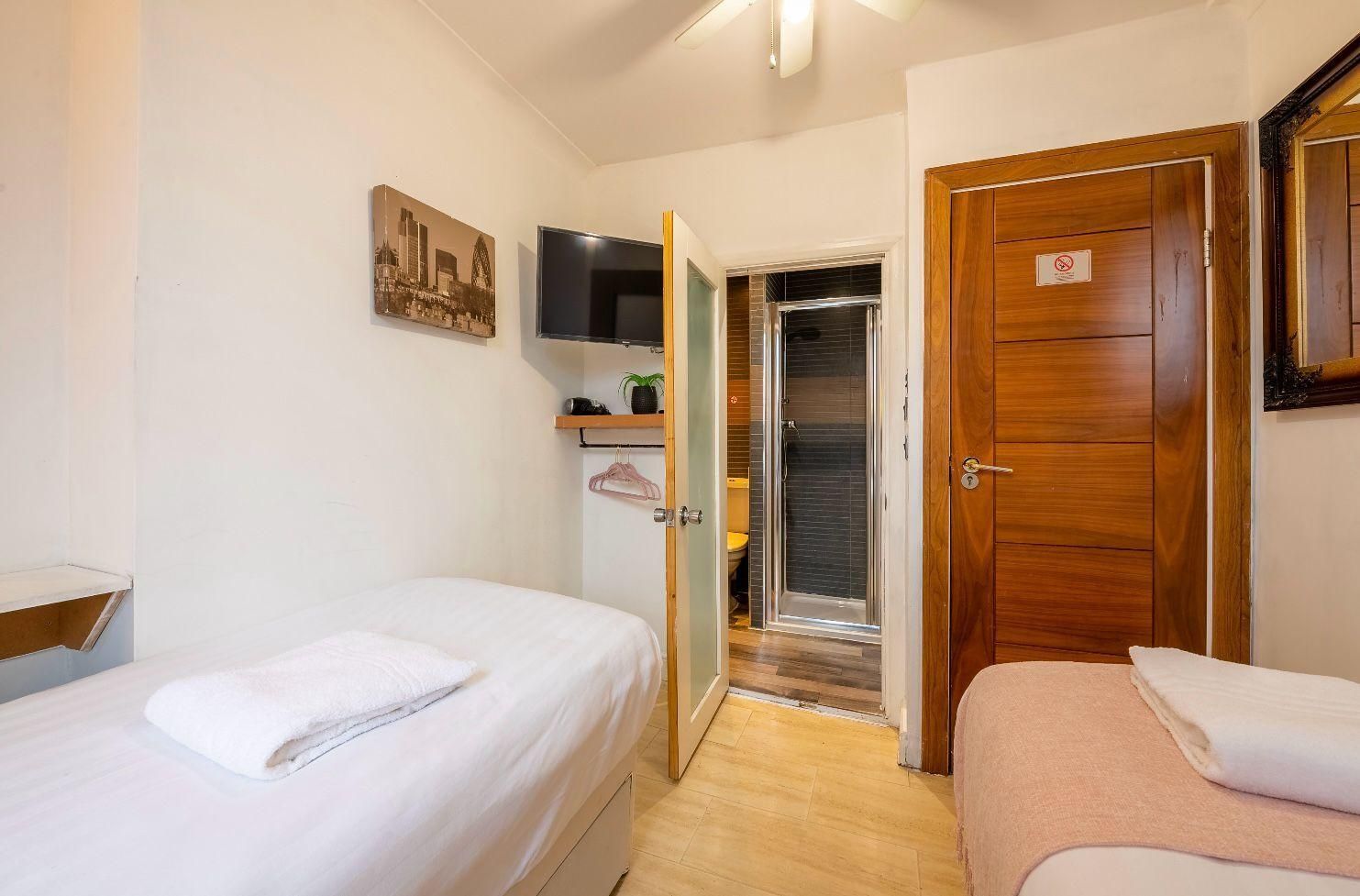 Twin room-Budget-Private Bathroom-Street View-Room 23