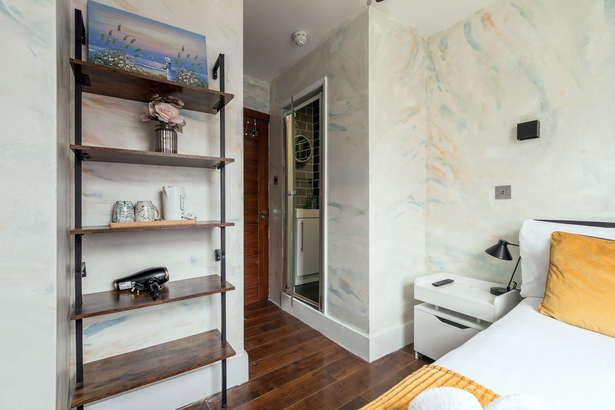 Double room-Budget-Private Bathroom-Room 09