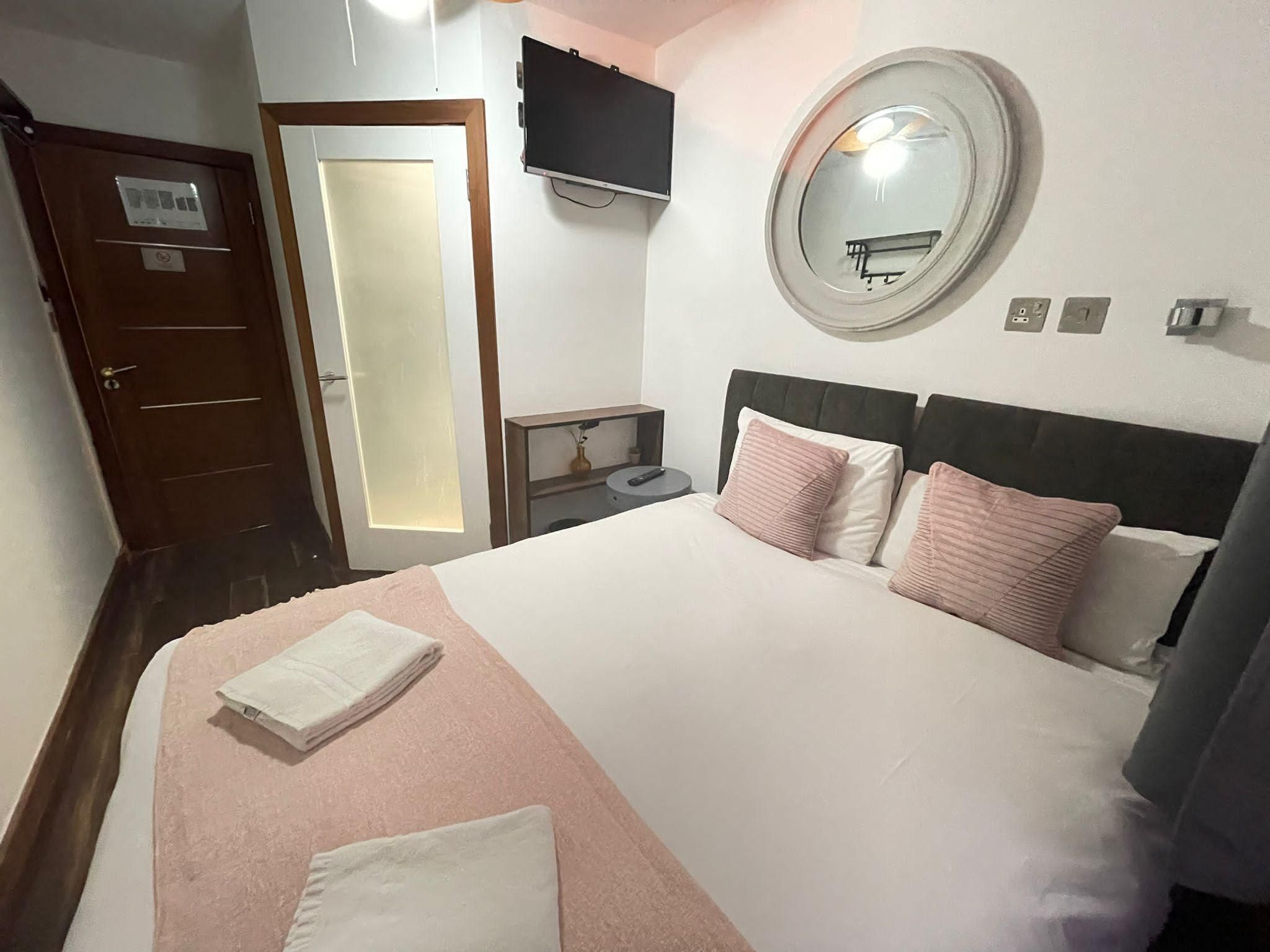 Double room-Budget-Private Bathroom-Room 01