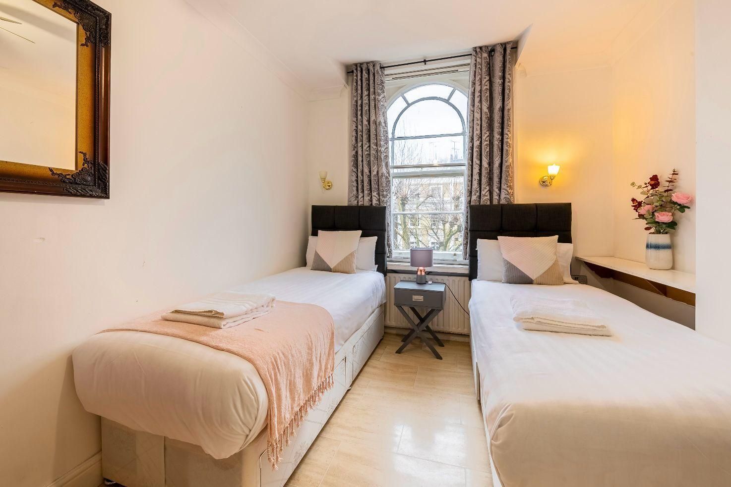 Twin room-Budget-Private Bathroom-Street View-Room 23