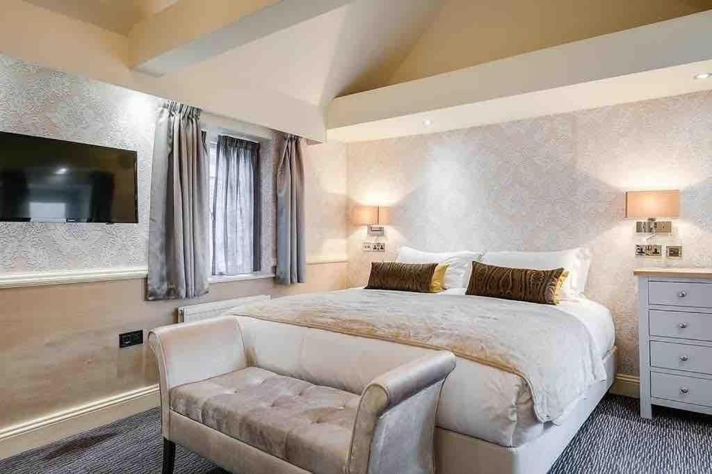 Two Bedroom Deluxe Apartment with Patio – 3rd Floor