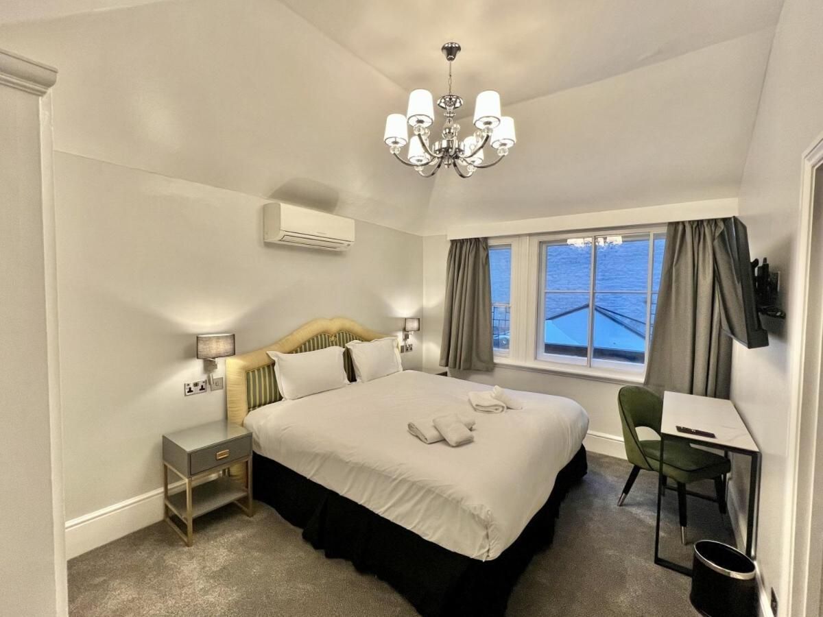 Three Bedroom Superior Duplex Apartment with Patio – Ground and Lower Ground Floor