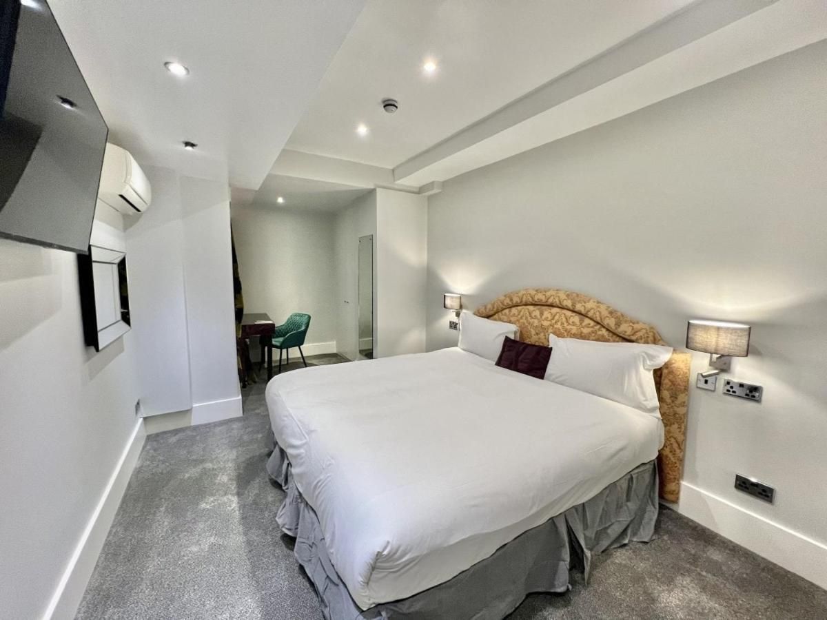 Three Bedroom Superior Apartment with Patio – Lower Ground Floor