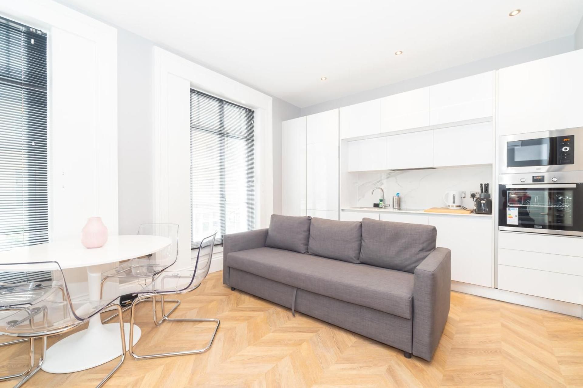 DELUXE APARTMENT