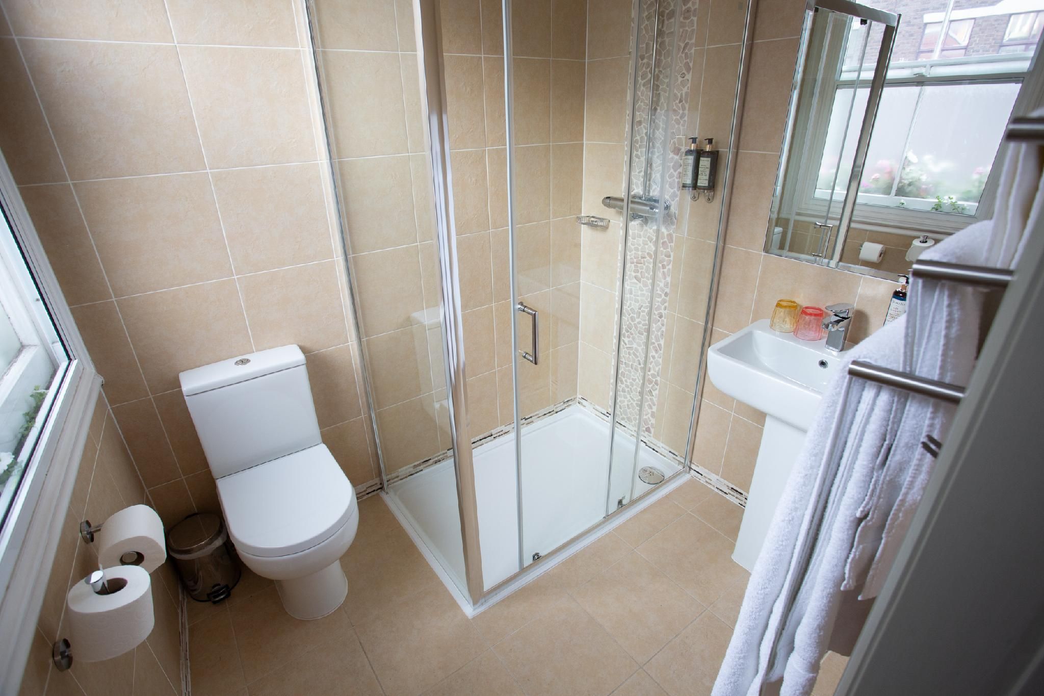 Twin room-Superking-Ensuite with Shower-Courtyard view