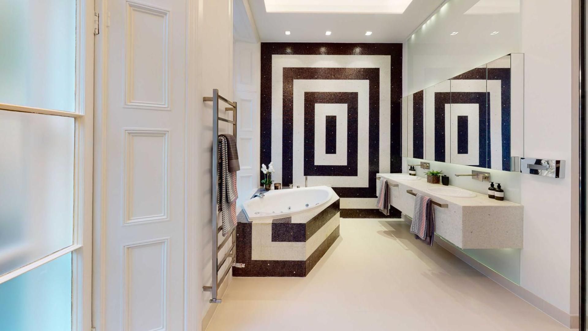 Four-Bedroom Luxury Apartment