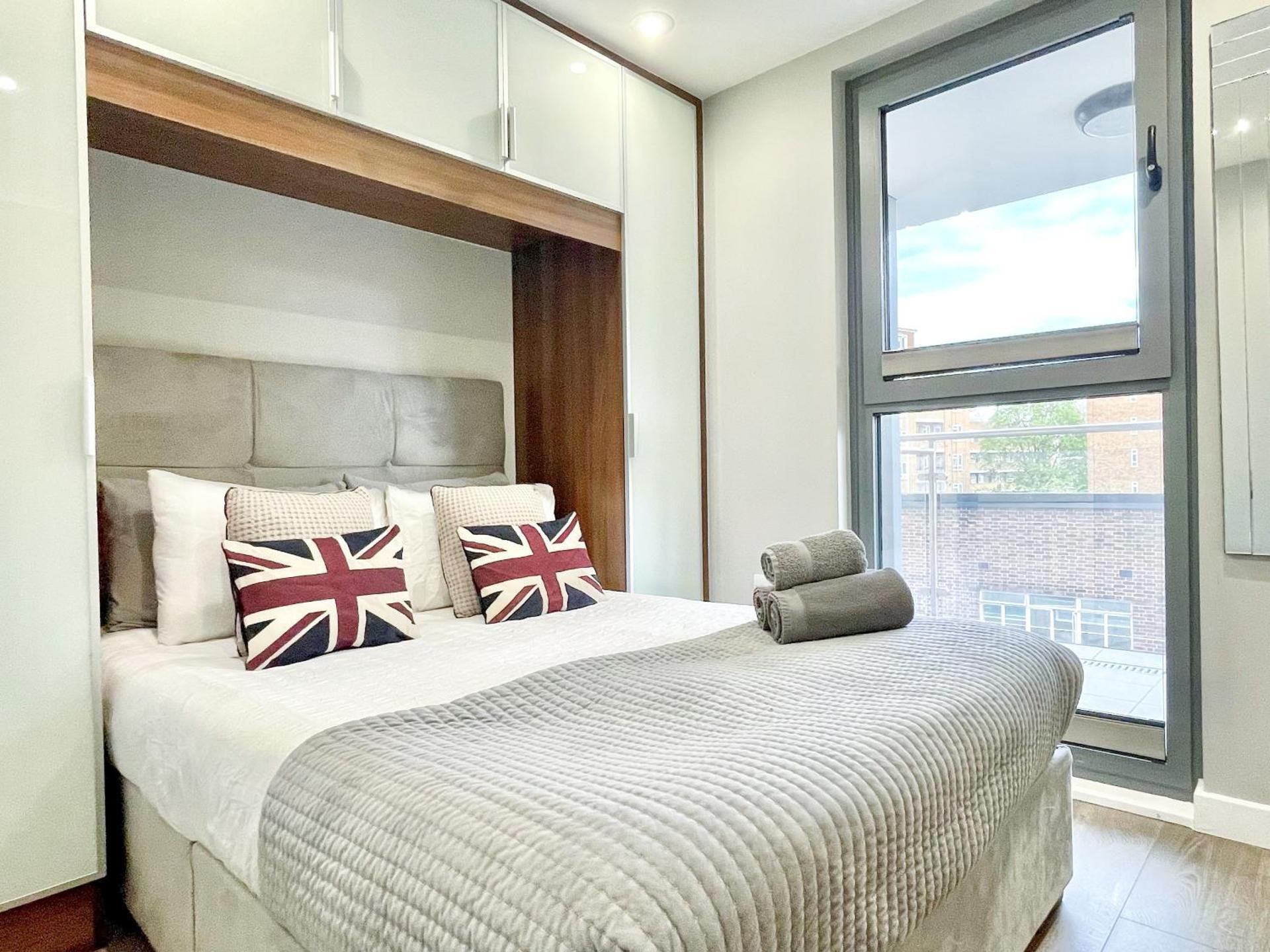 Three-Bedroom Apartment with Balcony