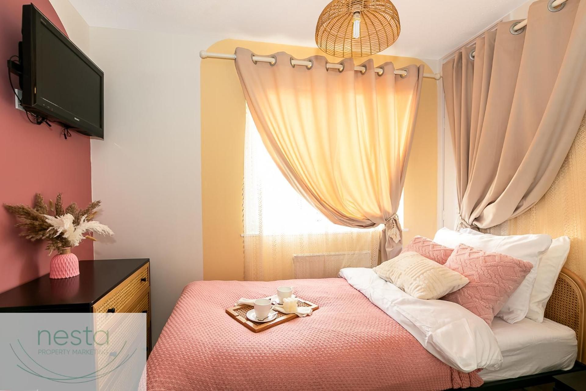 Single Room with Shared Bathroom