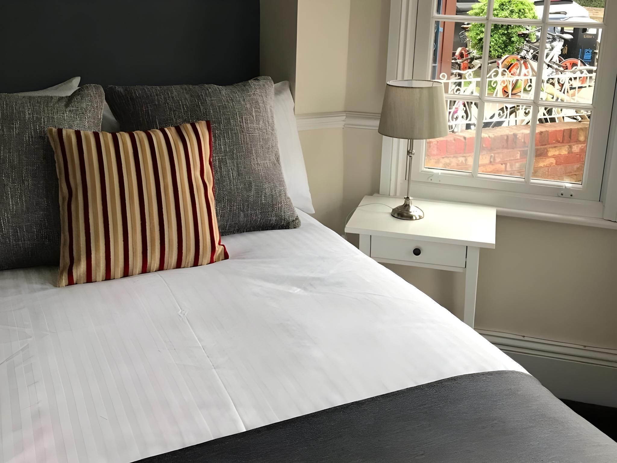 Double room-Comfort-Ensuite with Shower-(Small Double bed)