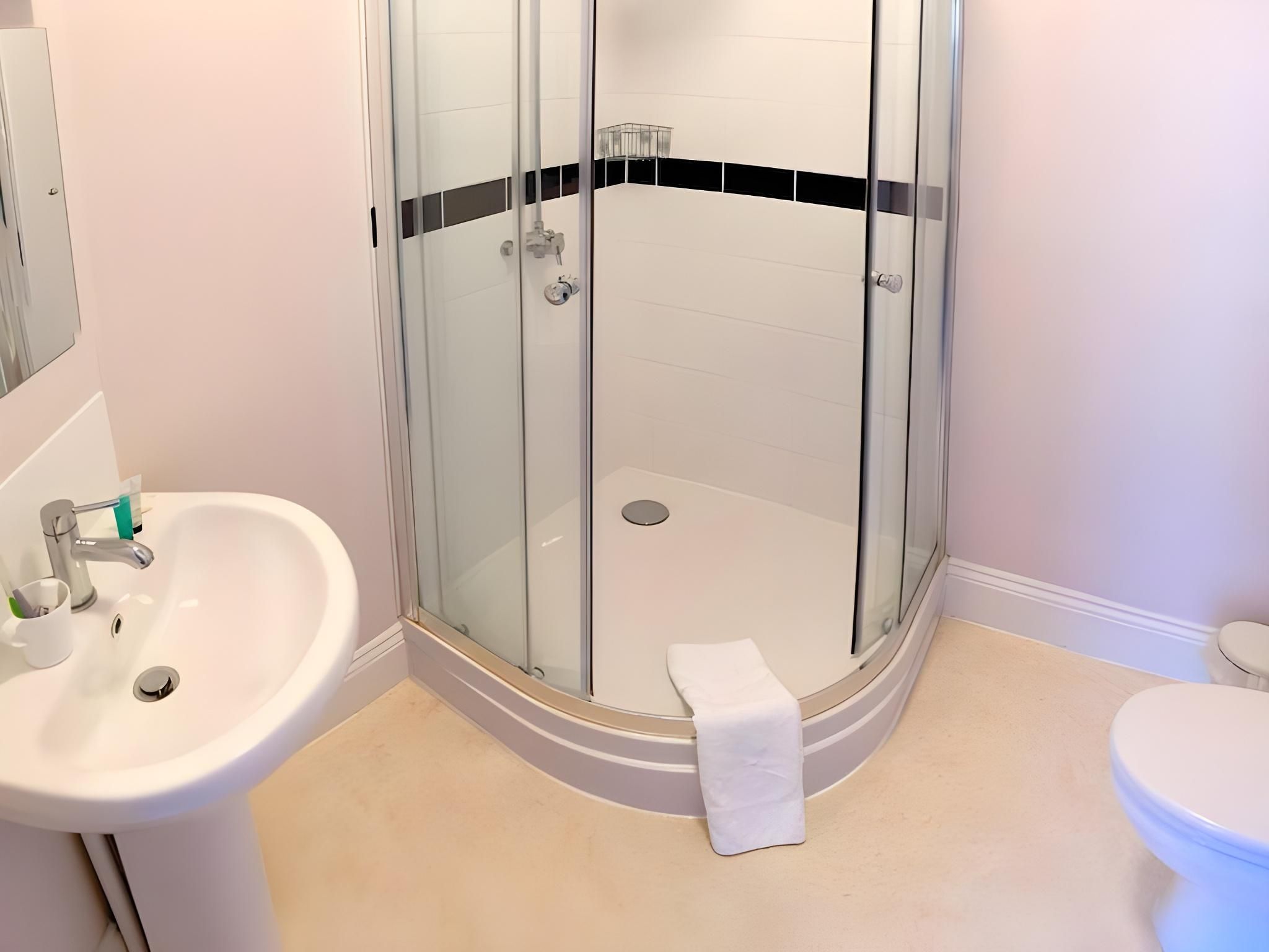 King-Deluxe-Ensuite with Shower