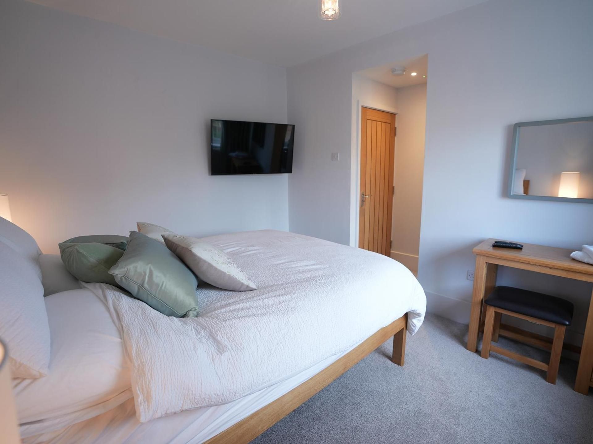 Deluxe Double Room (2 Adults + 1 Child)