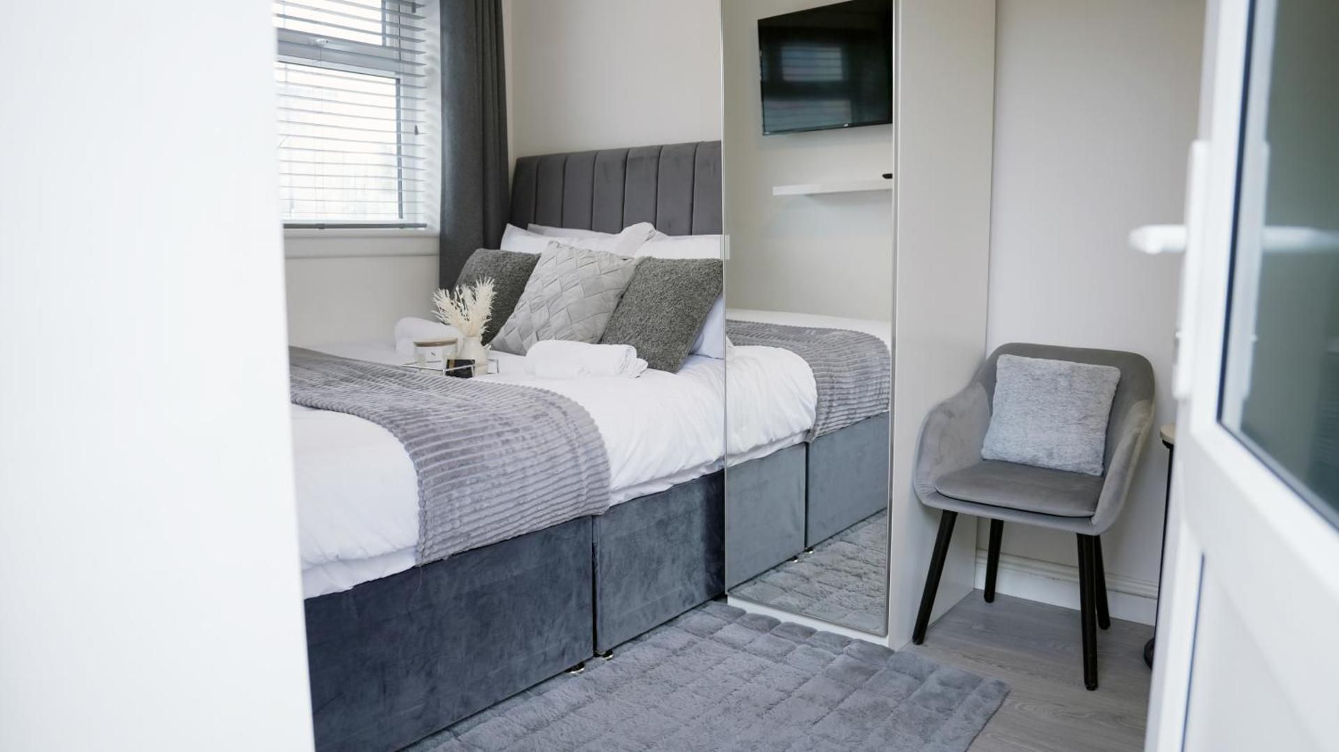 Luxury 2 Guest House, Parking with EV , WIFI AND NETFLIX Double Room