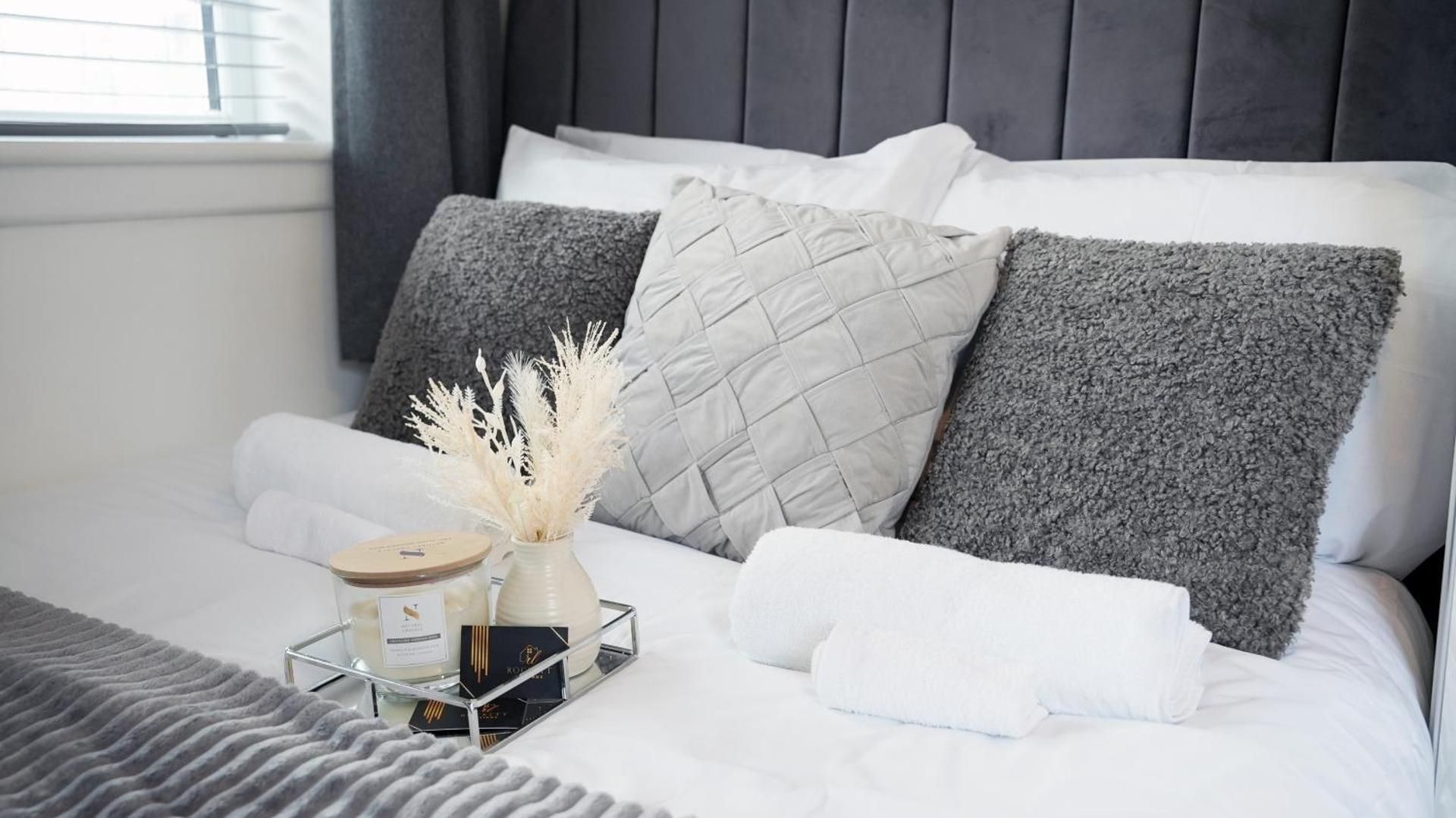 Luxury 2 Guest House, Parking with EV , WIFI AND NETFLIX Double Room 2