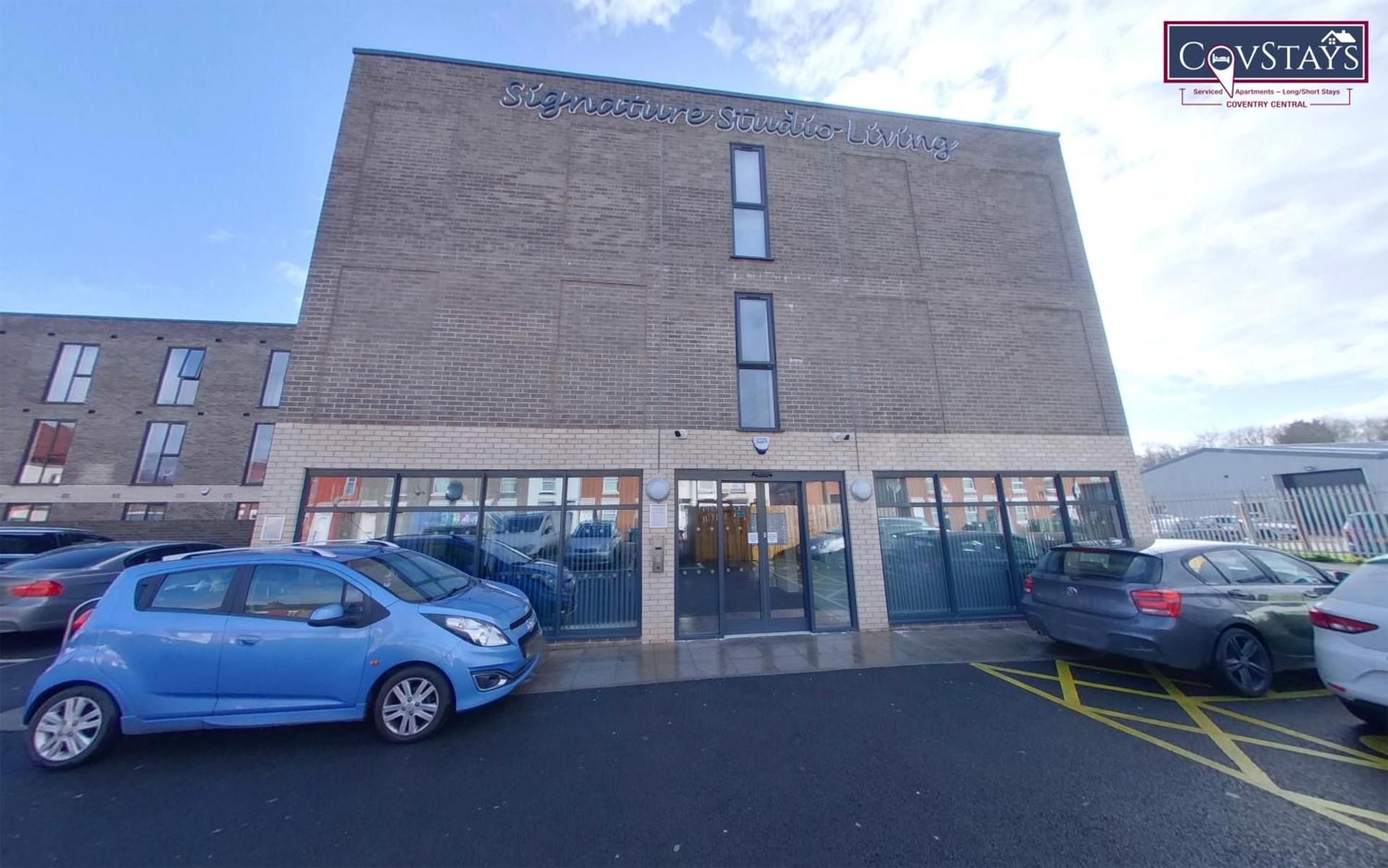 Signature House - Contemporary Studios in Coventry City Centre, free parking, by COVSTAYS