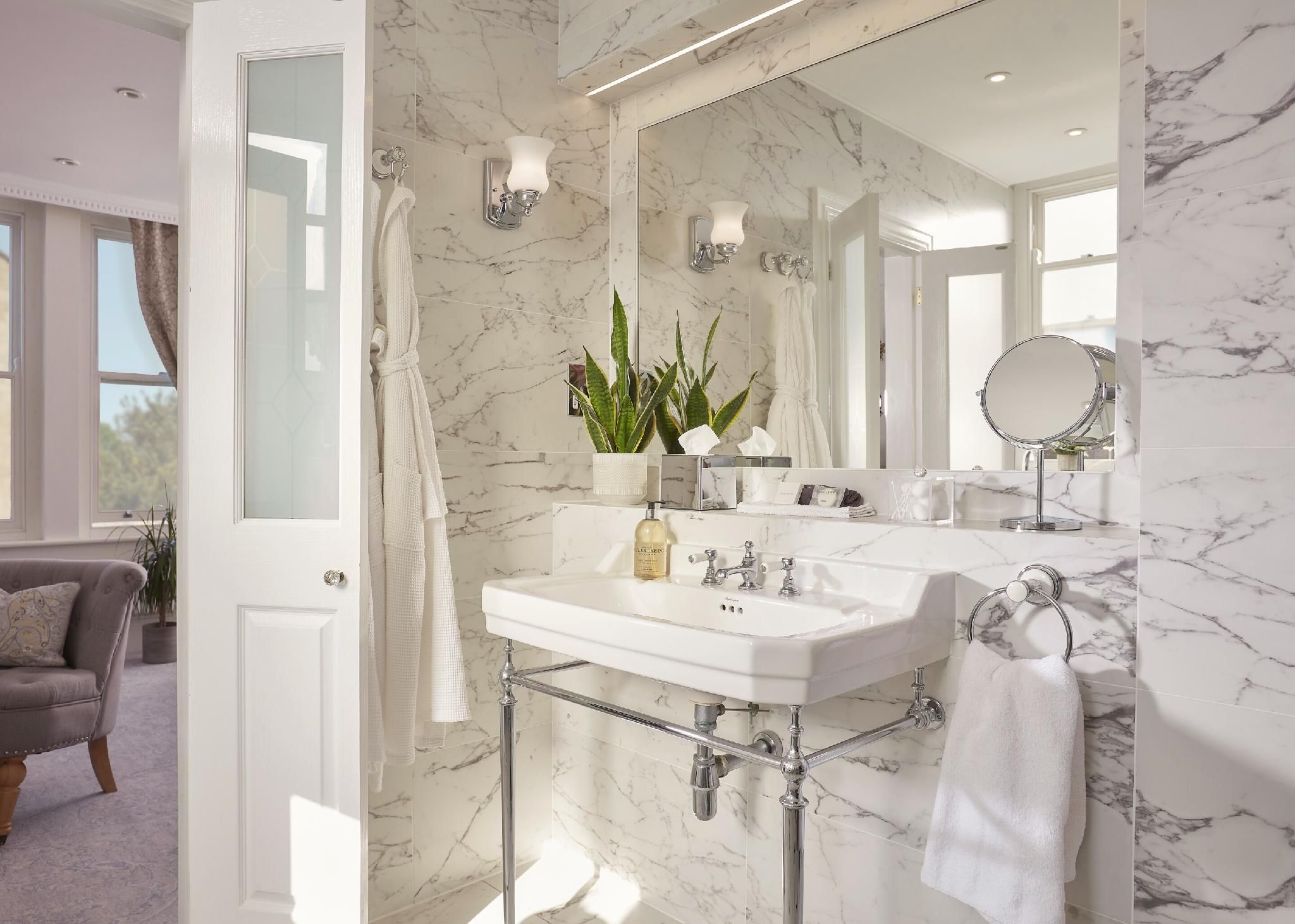 Bathen House King-Deluxe-Ensuite with Bath 2