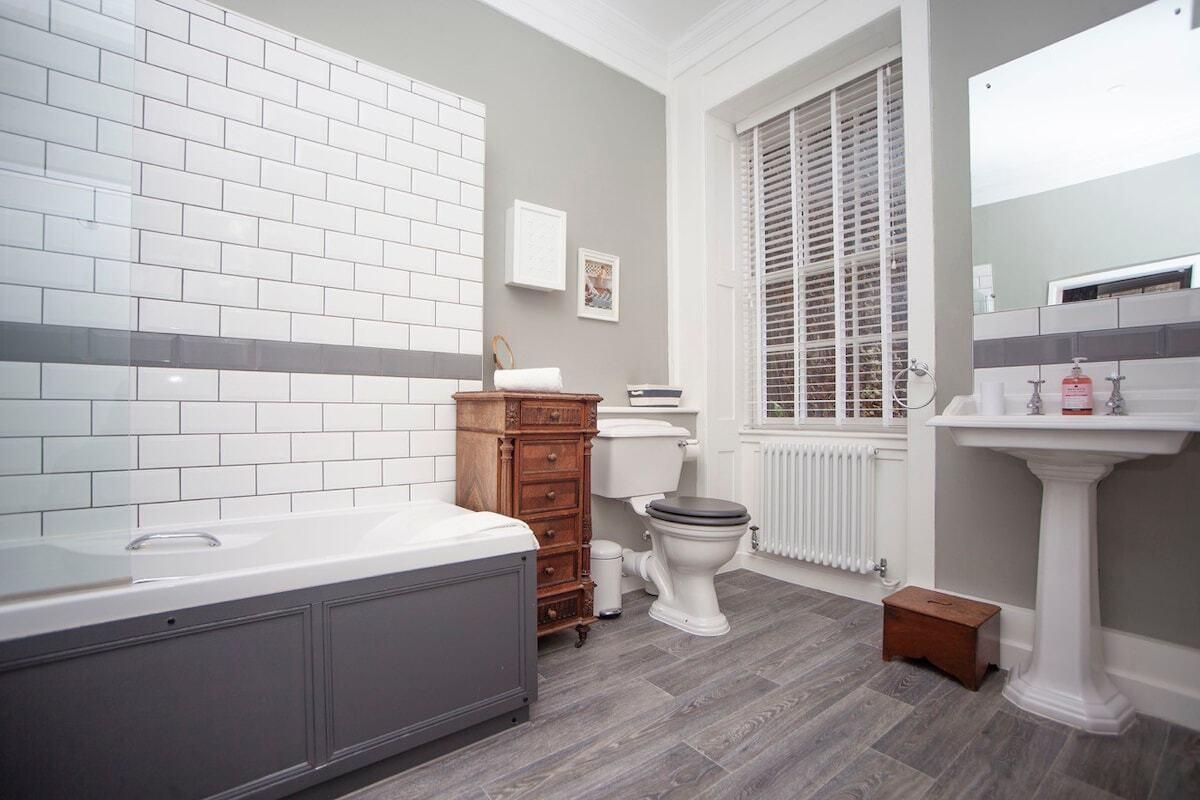 City view-House-Private Bathroom-Traditional-PP