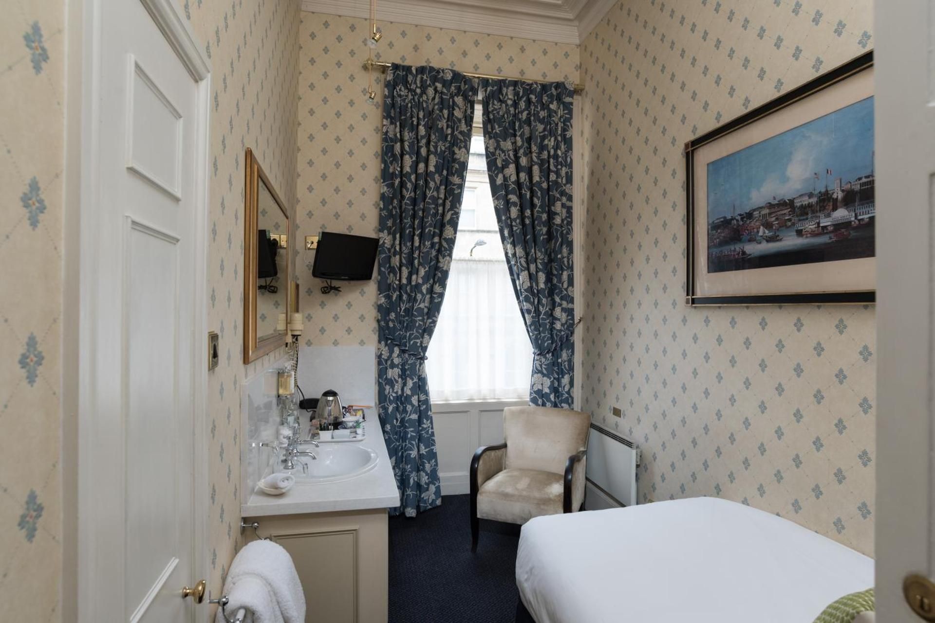 Single Room with Shared Bathroom