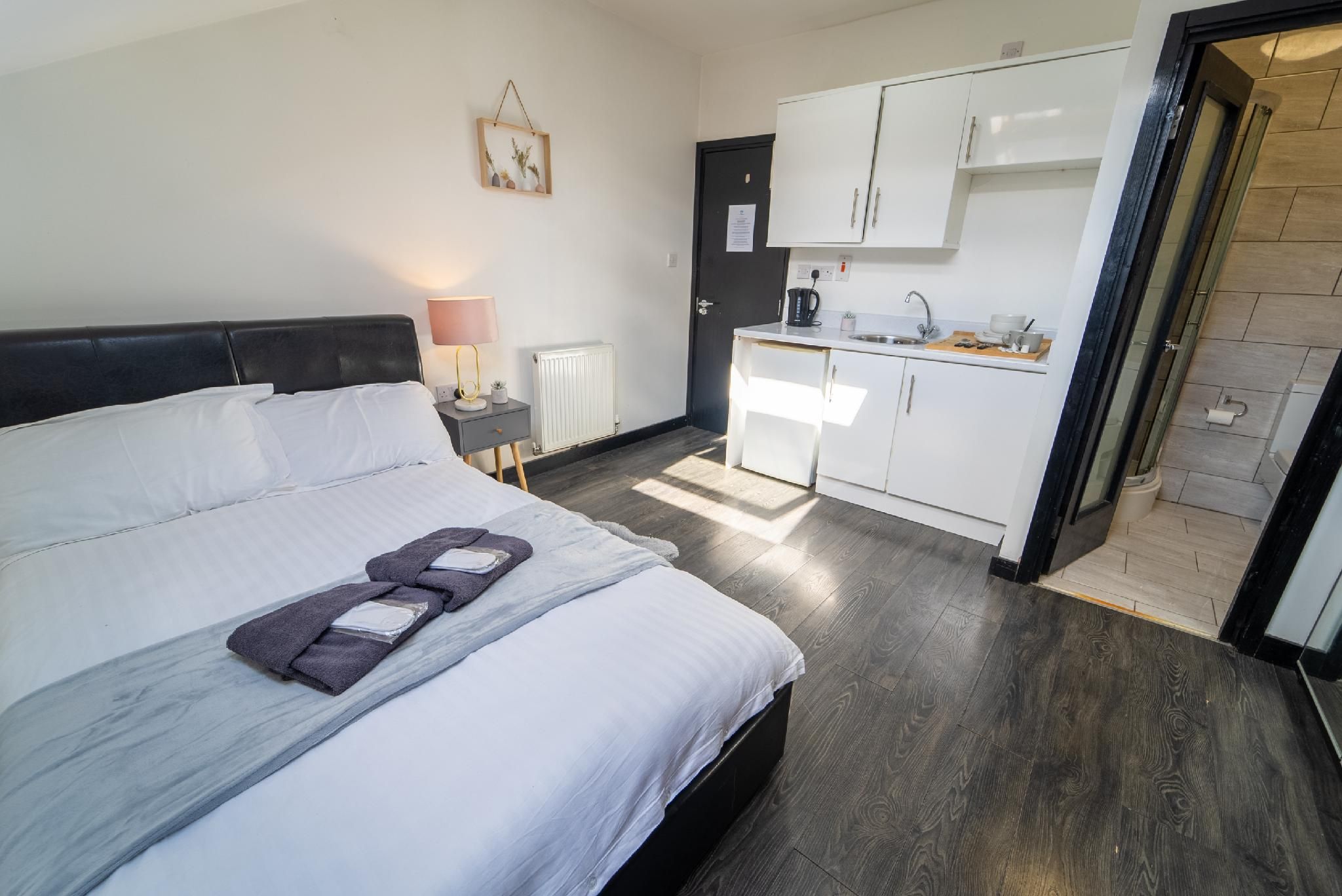Studio-Large-Ensuite with Shower-Studio 6