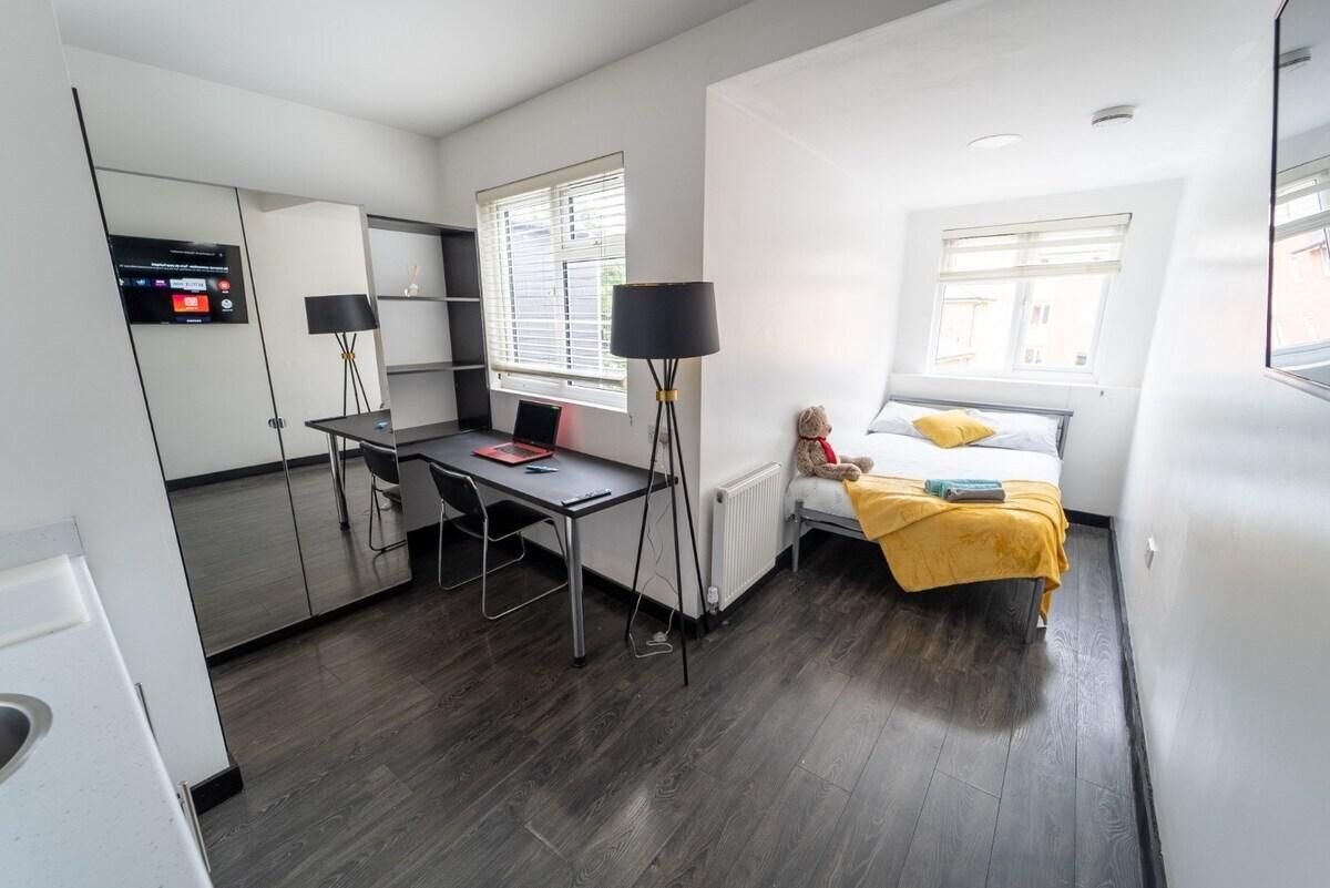 Studio-Large-Ensuite with Shower-Studio 5