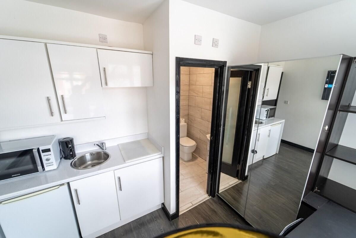 Studio-Large-Ensuite with Shower-Studio 5