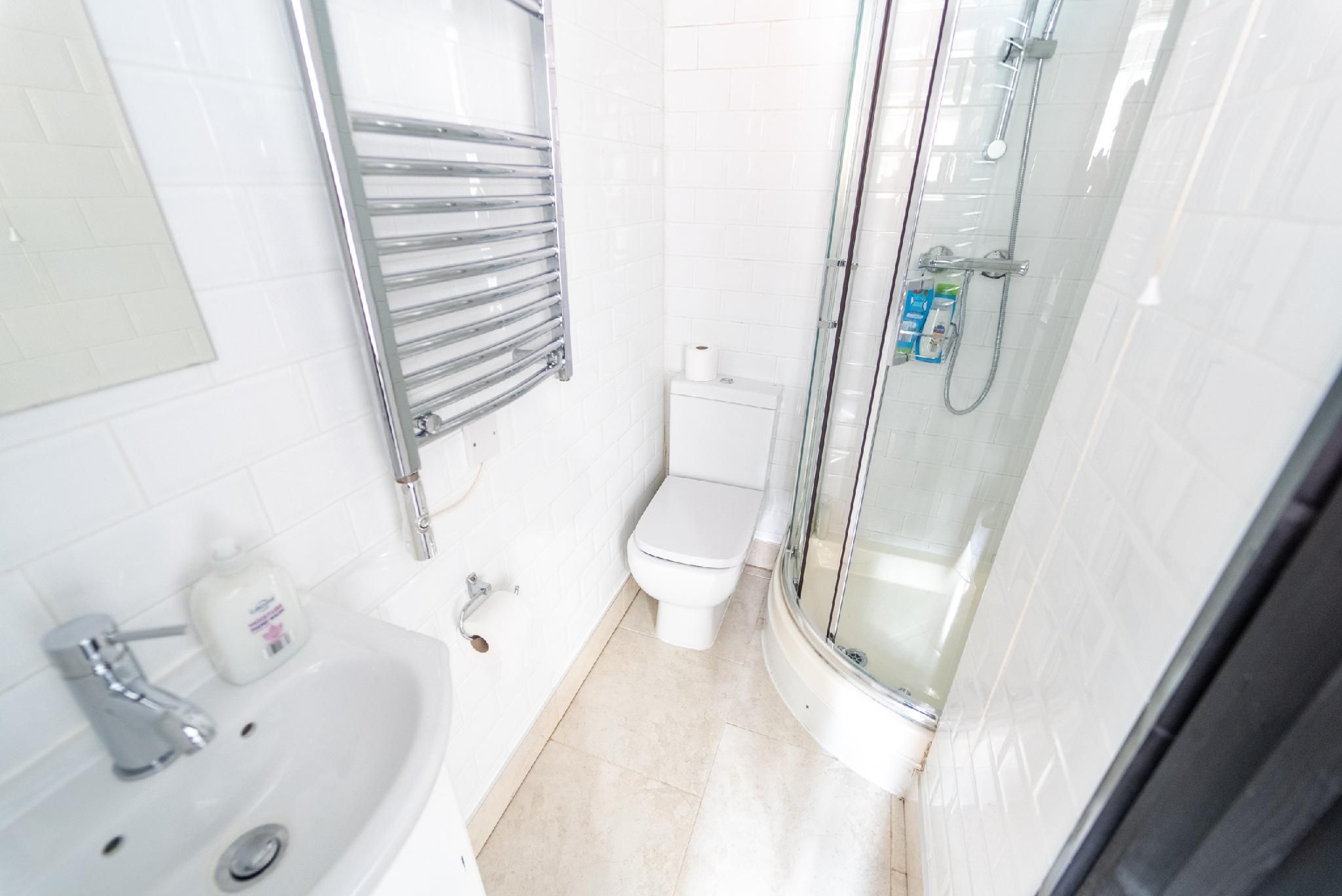 Studio-Large-Ensuite with Shower-Studio 4