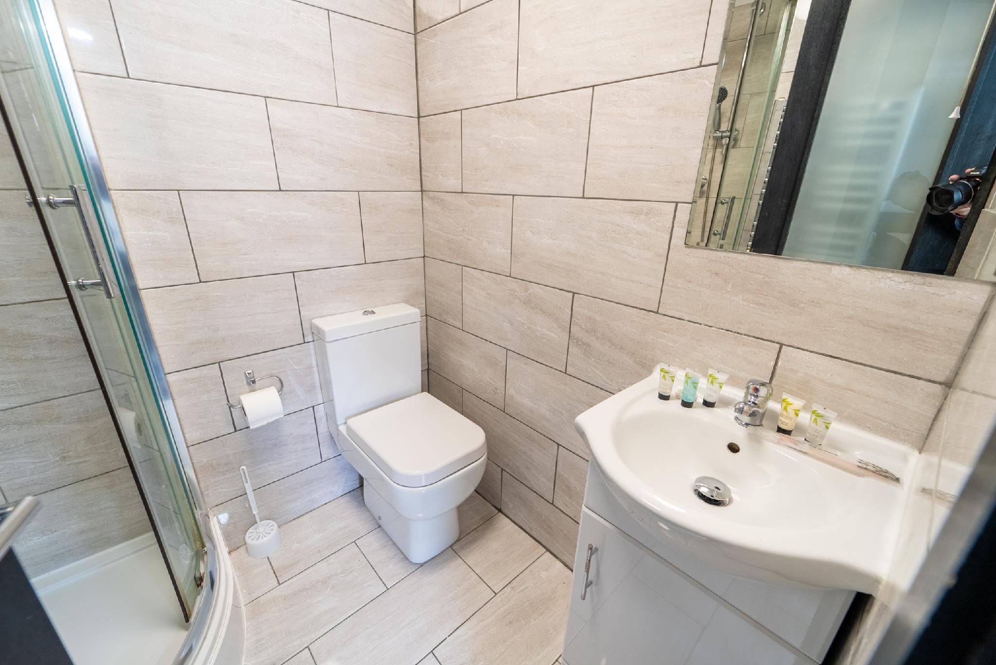 Studio-Large-Ensuite with Shower-Studio 3