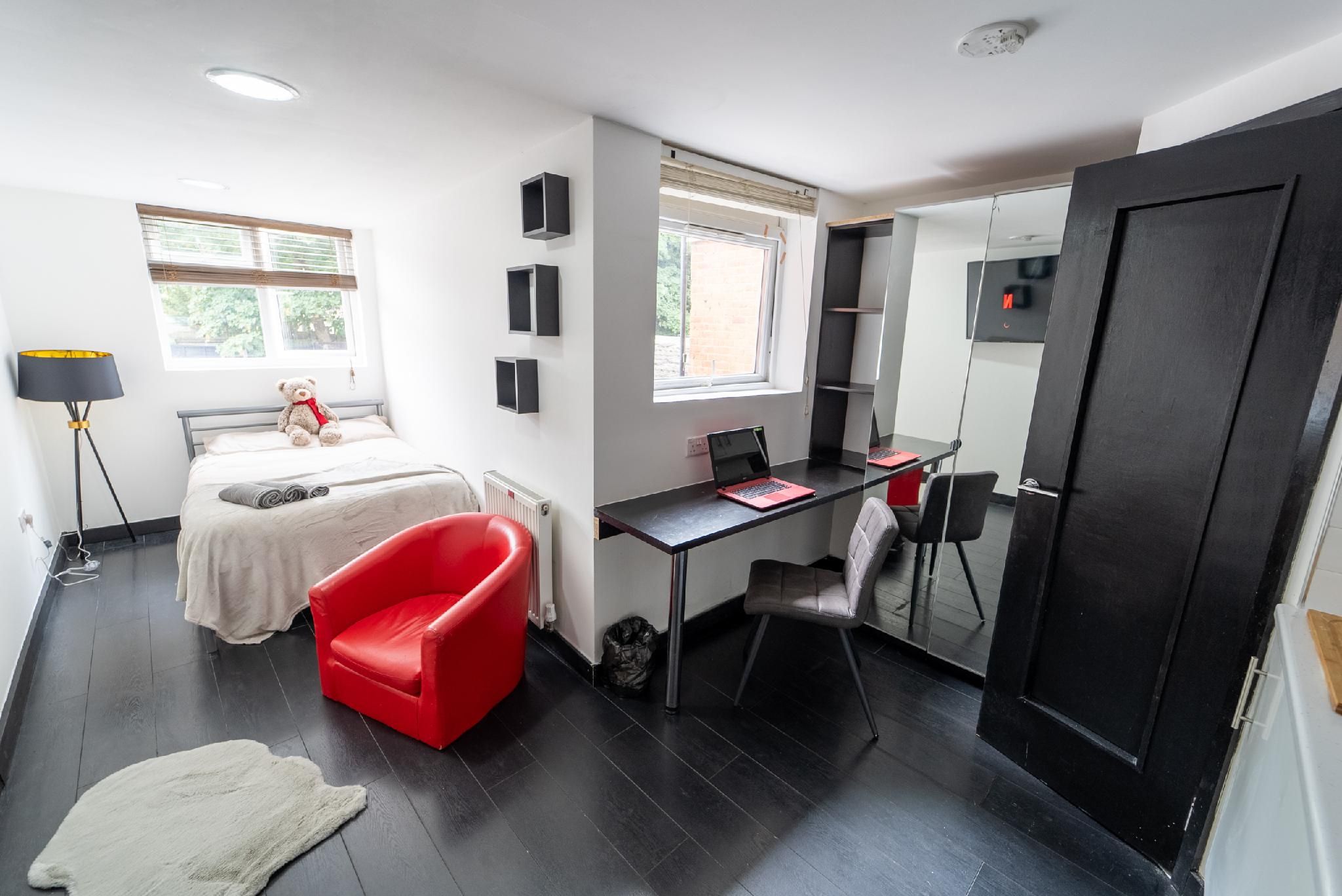 Studio-Large-Ensuite with Shower-Studio 4