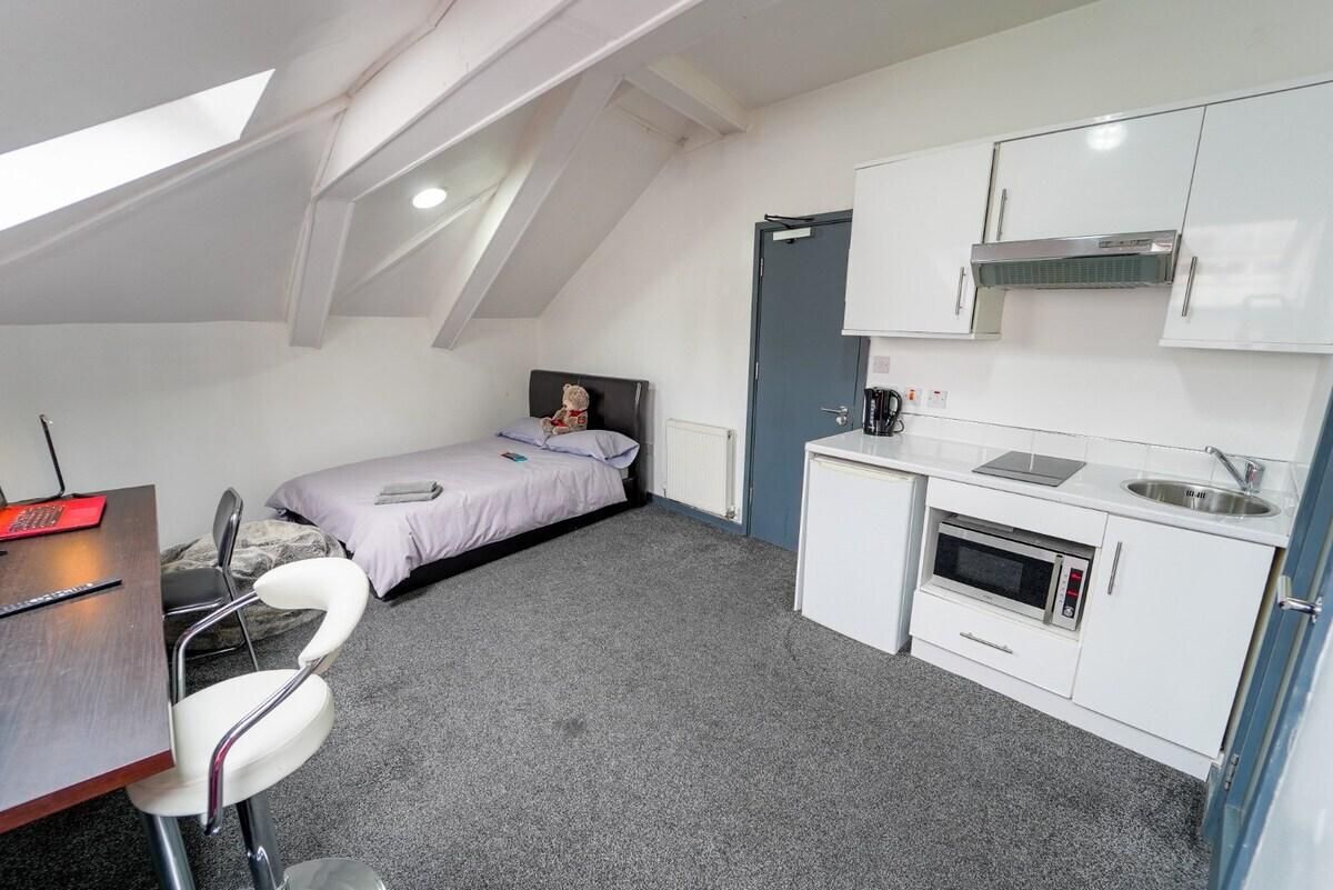 Studio-Large-Ensuite with Shower-Studio 8