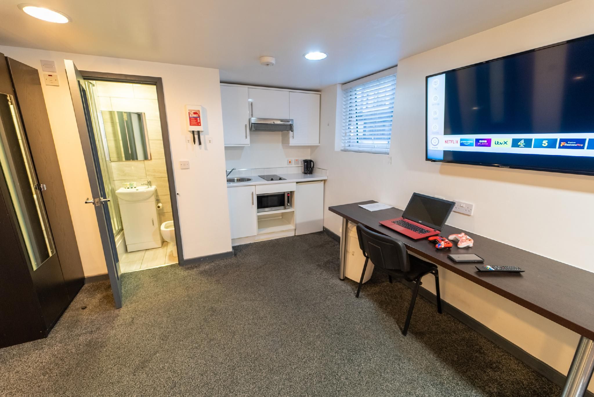 Studio-Large-Ensuite with Shower-Studio 4
