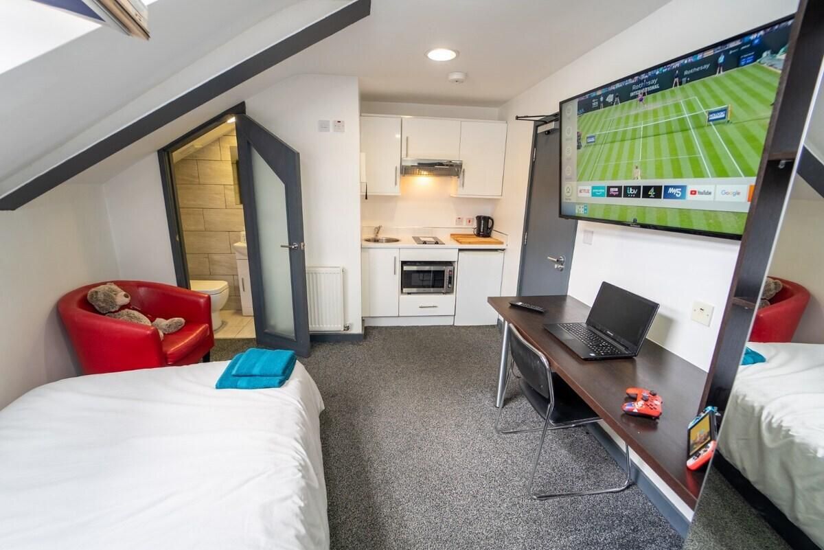 Studio-Standard-Ensuite with Shower-Studio 9