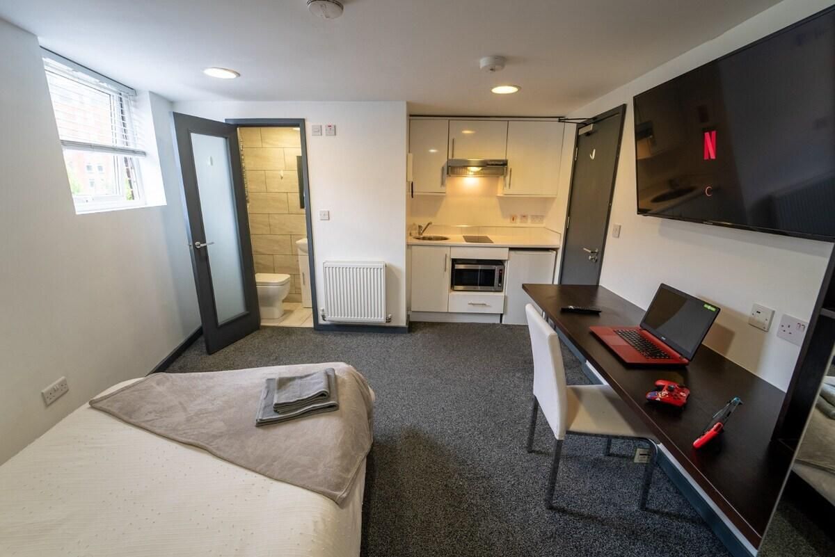 Studio-Standard-Ensuite with Shower-Studio 5