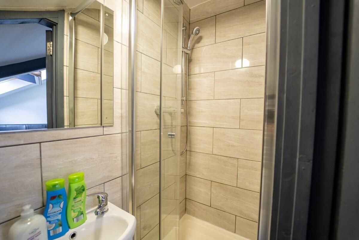 Studio-Standard-Ensuite with Shower-Studio 9