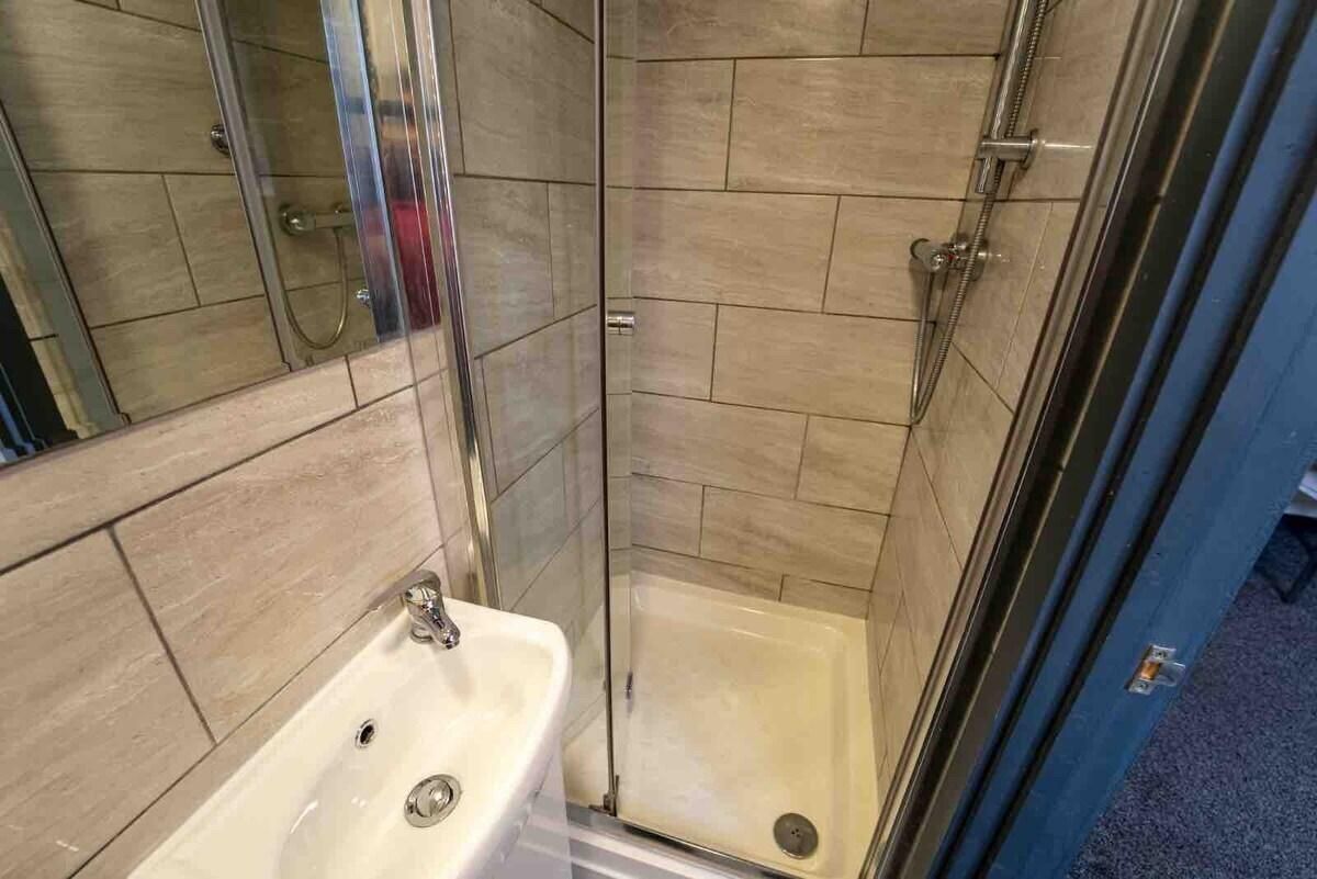 Studio-Standard-Ensuite with Shower-Studio 5