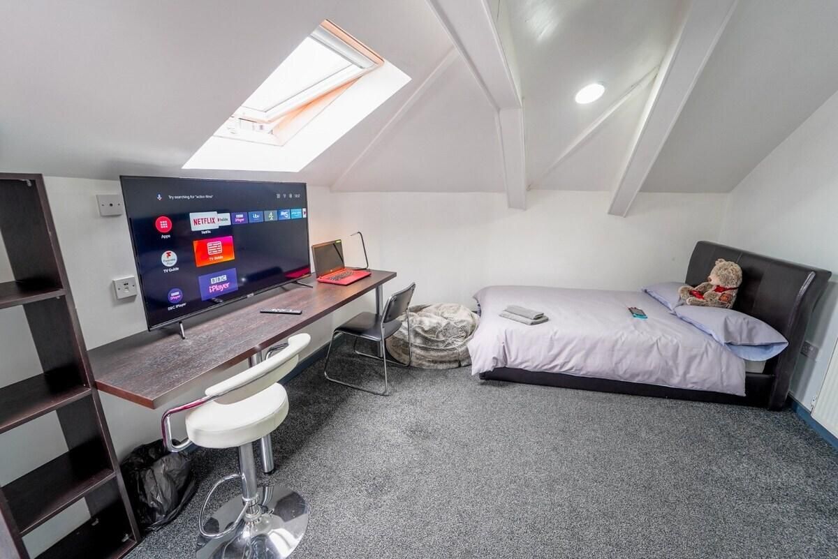 Studio-Large-Ensuite with Shower-Studio 8