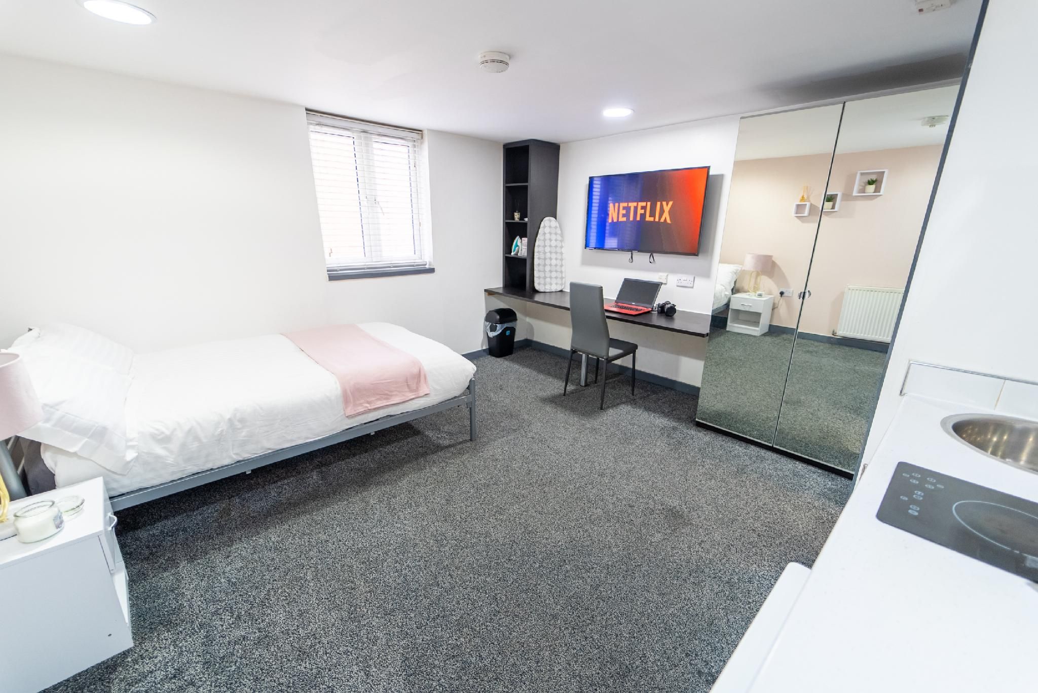 Studio-Large-Ensuite with Shower-Studio 5