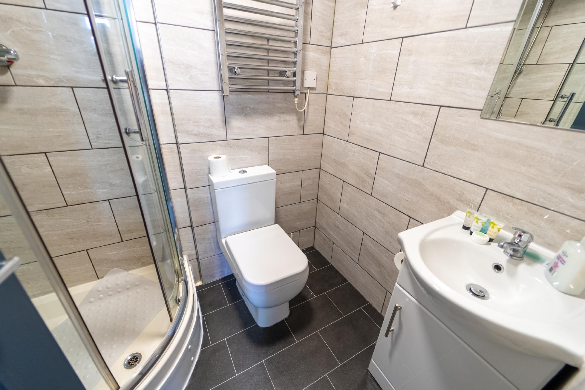 Studio-Large-Ensuite with Shower-Studio 4