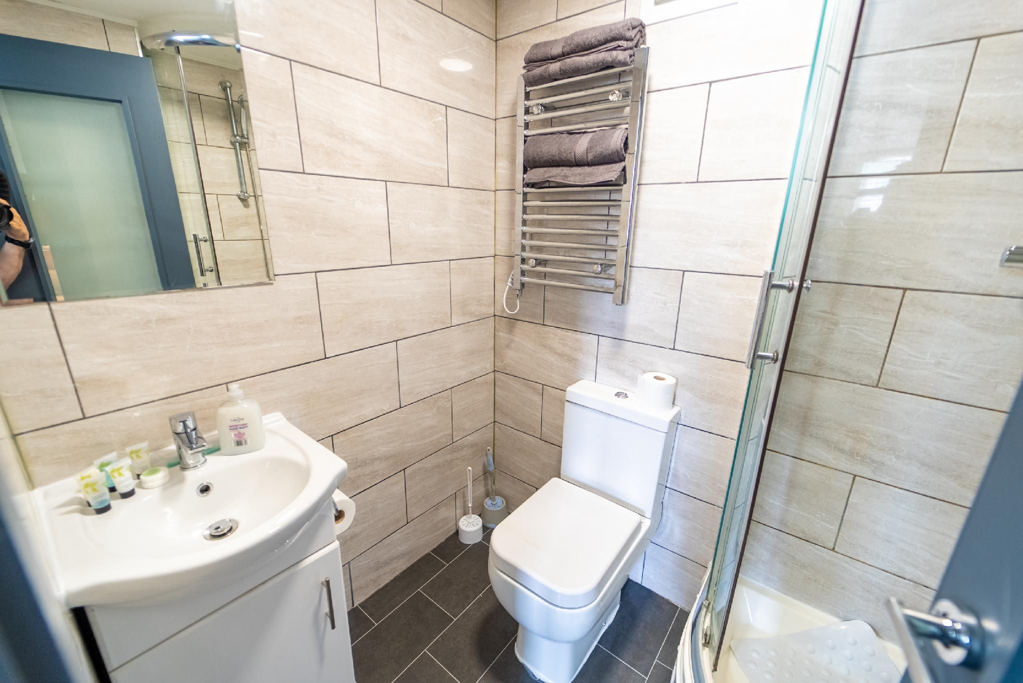Studio-Large-Ensuite with Shower-Studio 5