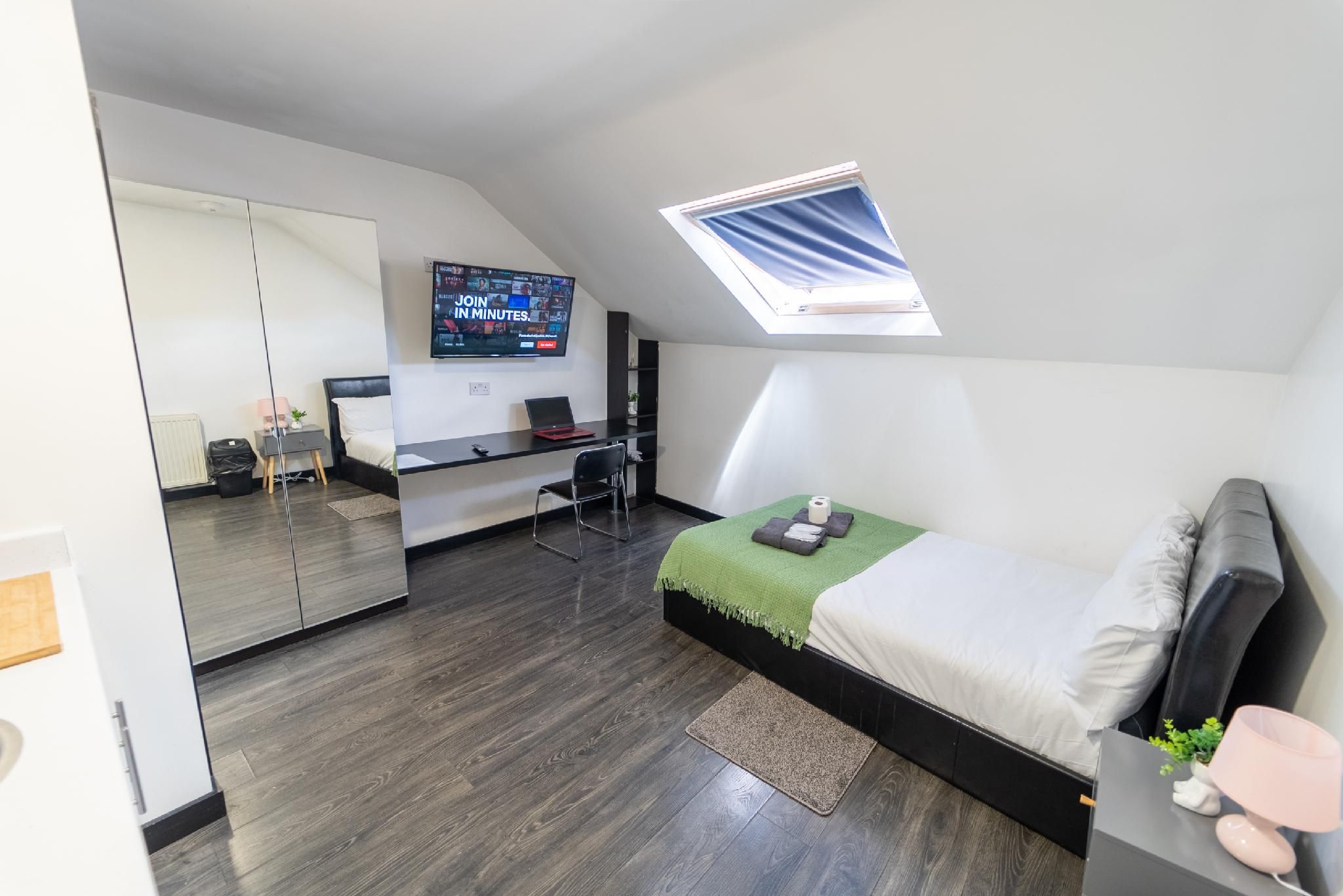 Studio-Large-Ensuite with Shower-Studio 6