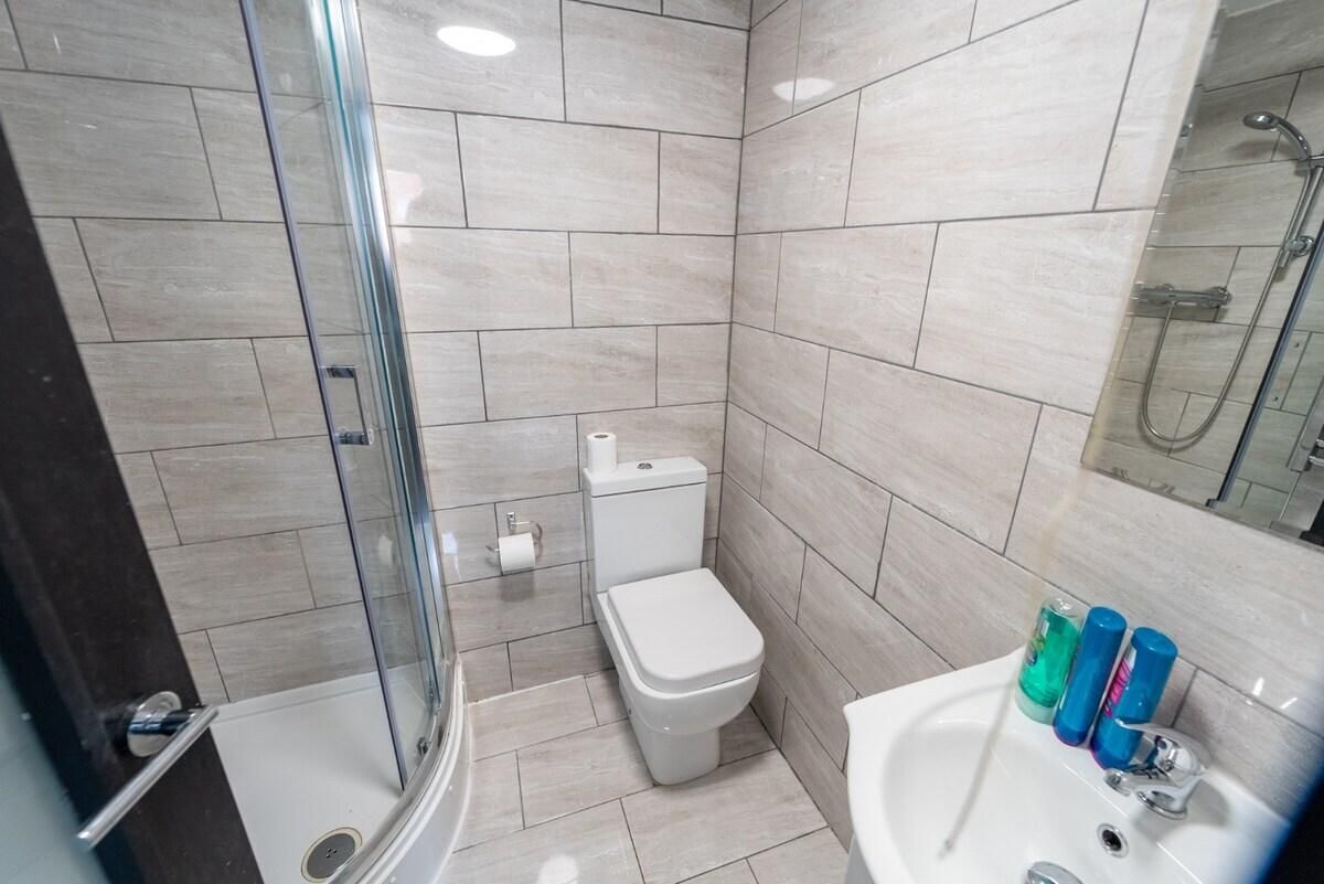 Studio-Large-Ensuite with Shower-Studio 5