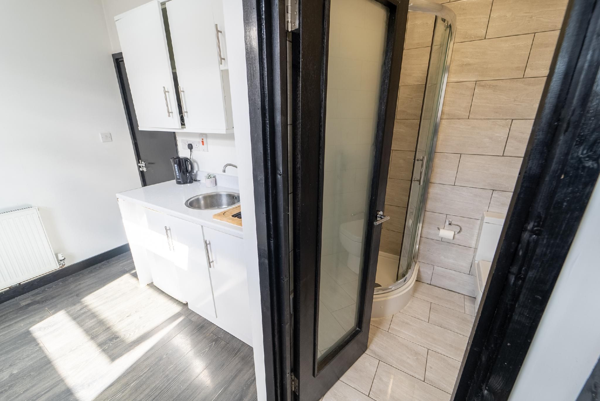 Studio-Large-Ensuite with Shower-Studio 6