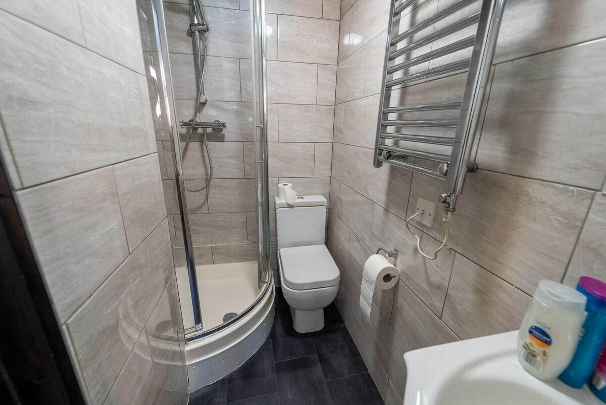 Studio-Large-Ensuite with Shower-Studio 4