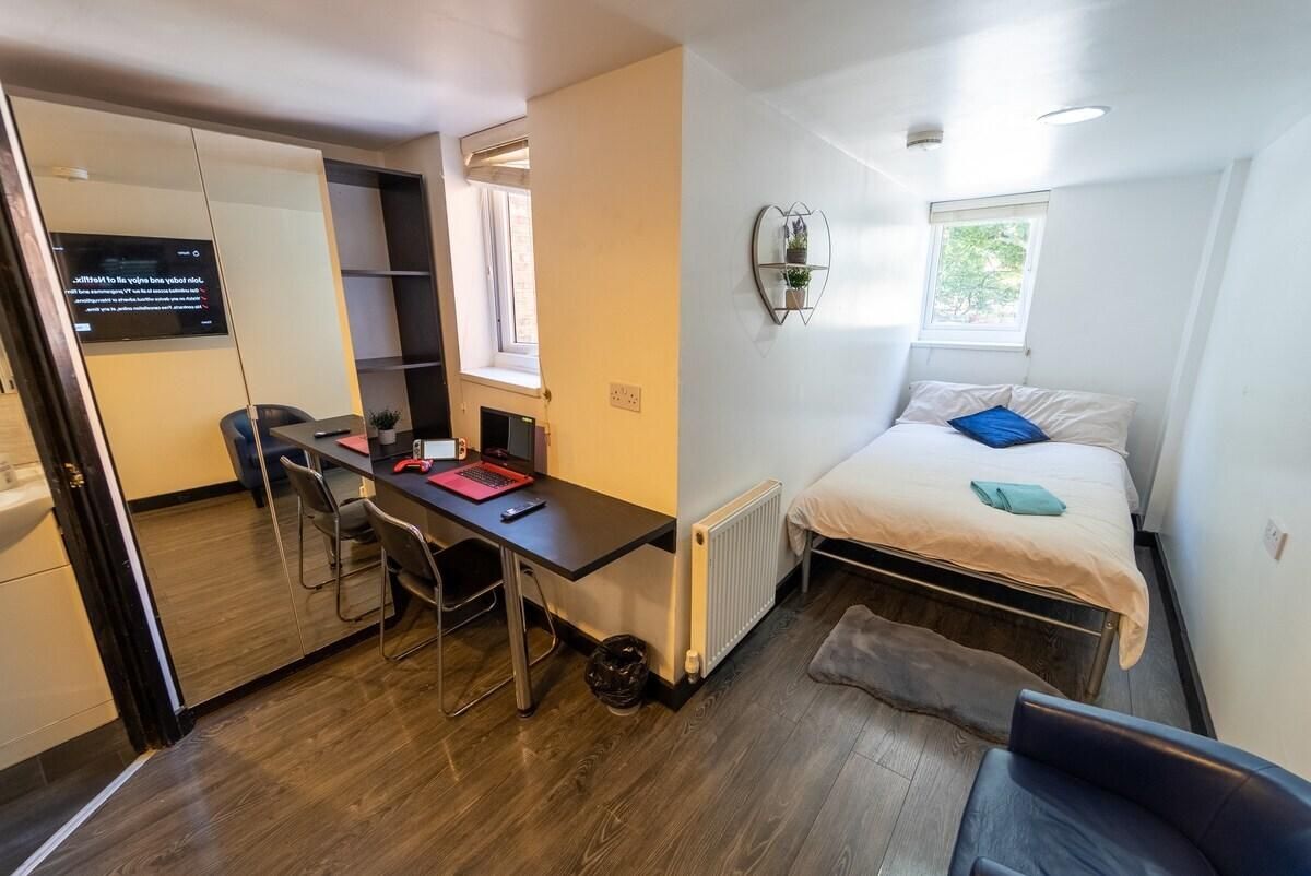 Studio-Large-Ensuite with Shower-Studio 4