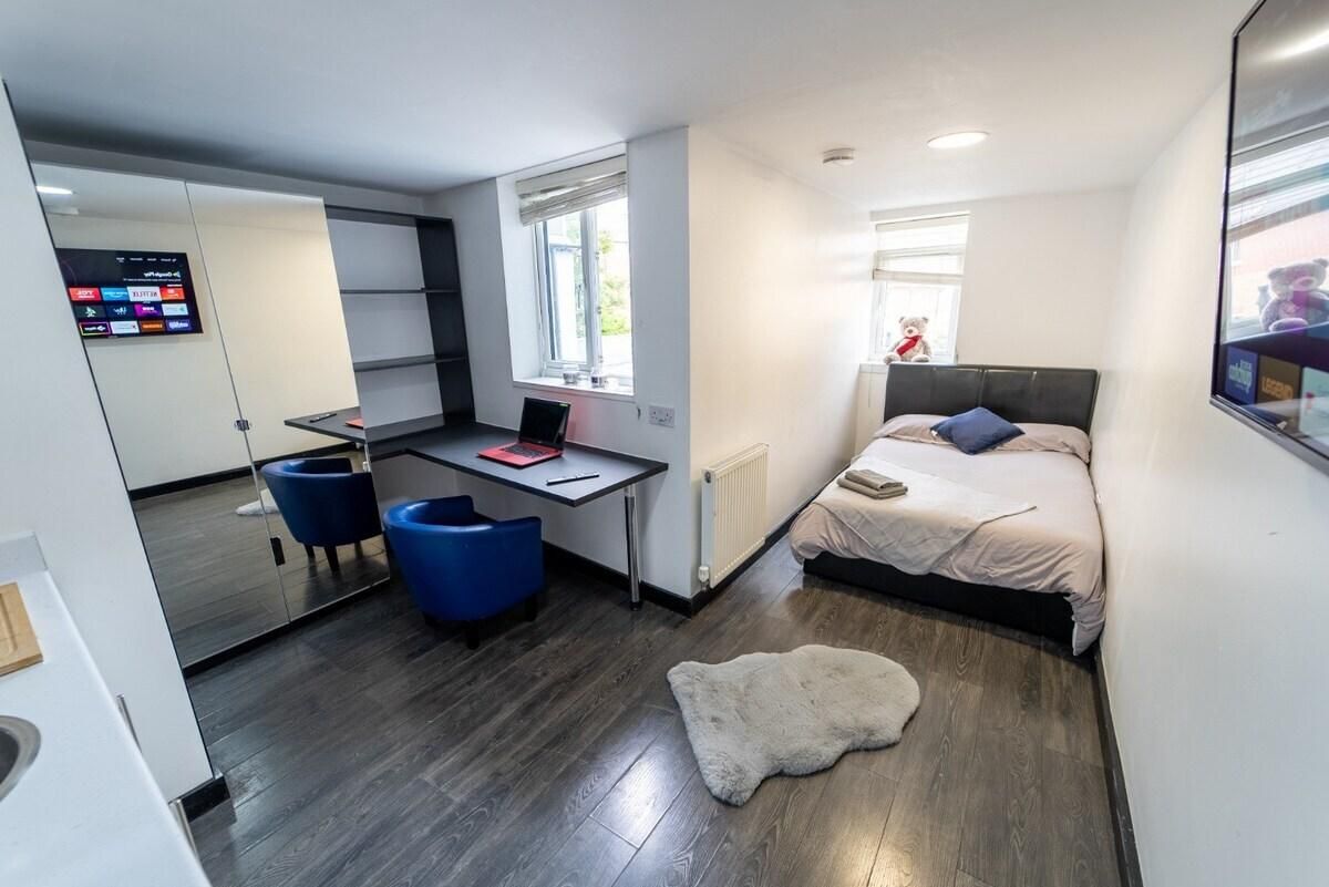 Studio-Large-Ensuite with Shower-Studio 5