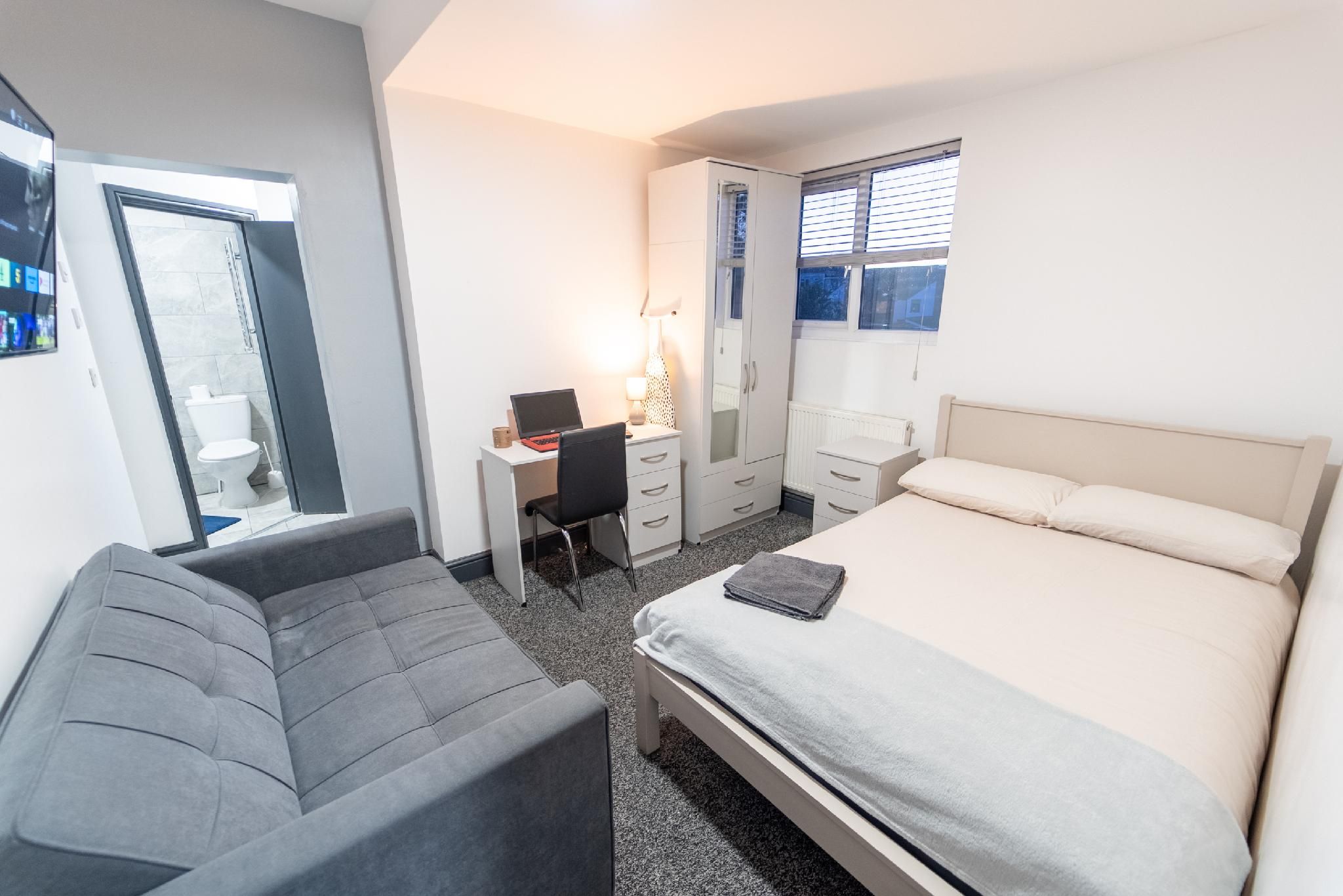 Studio-Large-Ensuite with Shower-Studio 10