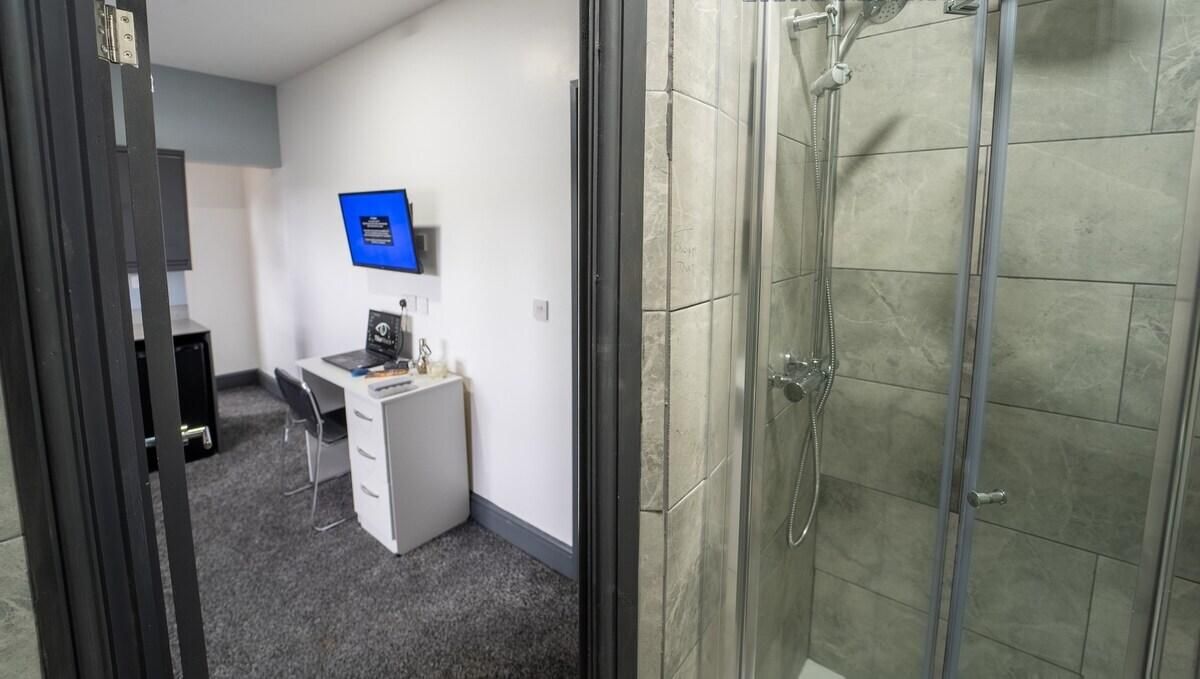 Studio-Large-Ensuite with Shower-Studio 11