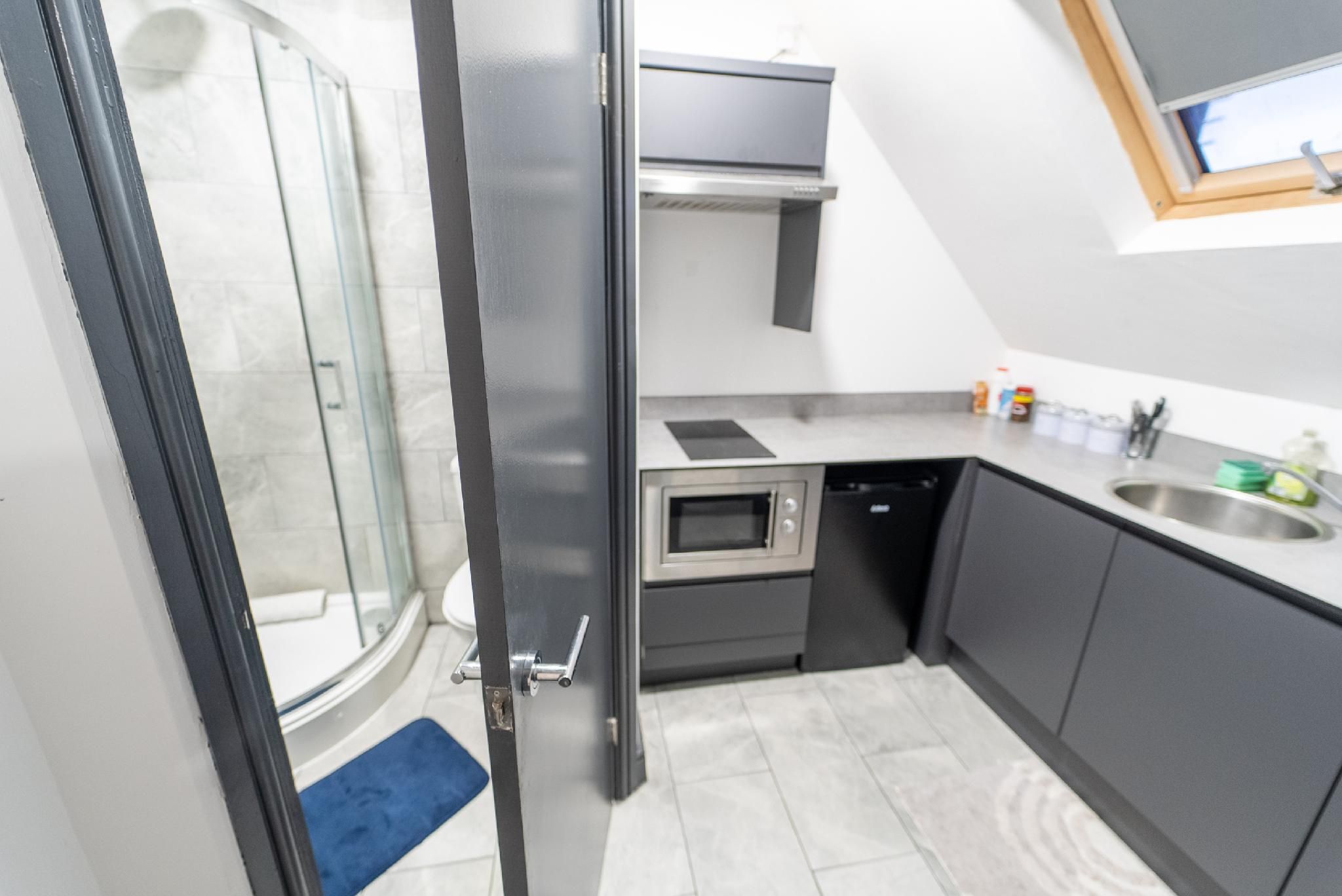 Studio-Large-Ensuite with Shower-Studio 10