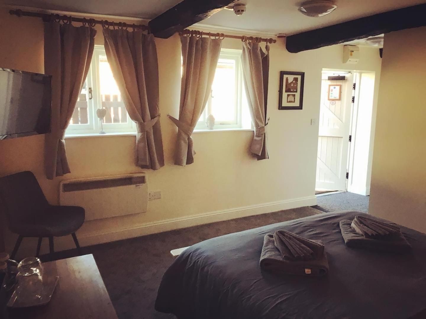 The Swan Inn Newport King Room - Disability Access 2