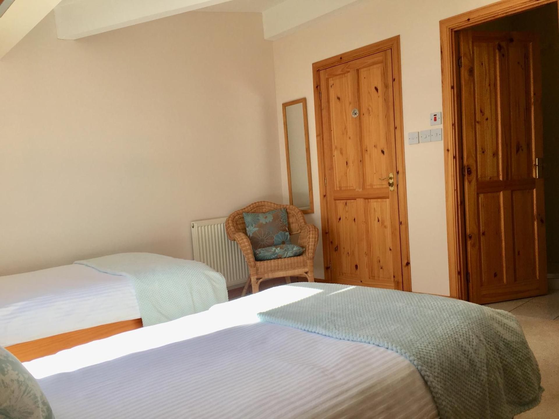 White Cottage B&B Twin Room with Sea View 3